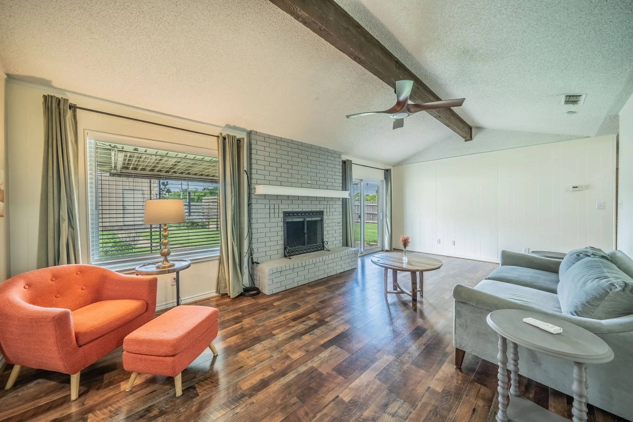 Single Family Residence For Sale in Montague County , 1300 Austin Street, Bowie, Texas 76230, 3 Bedroom, 2 Bathroom, 2 Garage spaces, 1,432 Sqft, built in 1982, mls#21200705, Real Estate Agent in Bowie, Homes For Sale in Montague county, Homes For Sale in Bowie, Realtor in Bowie Texas, Real Estate Brokerage Independent Realty Texas, Luminita Cordes Realtor