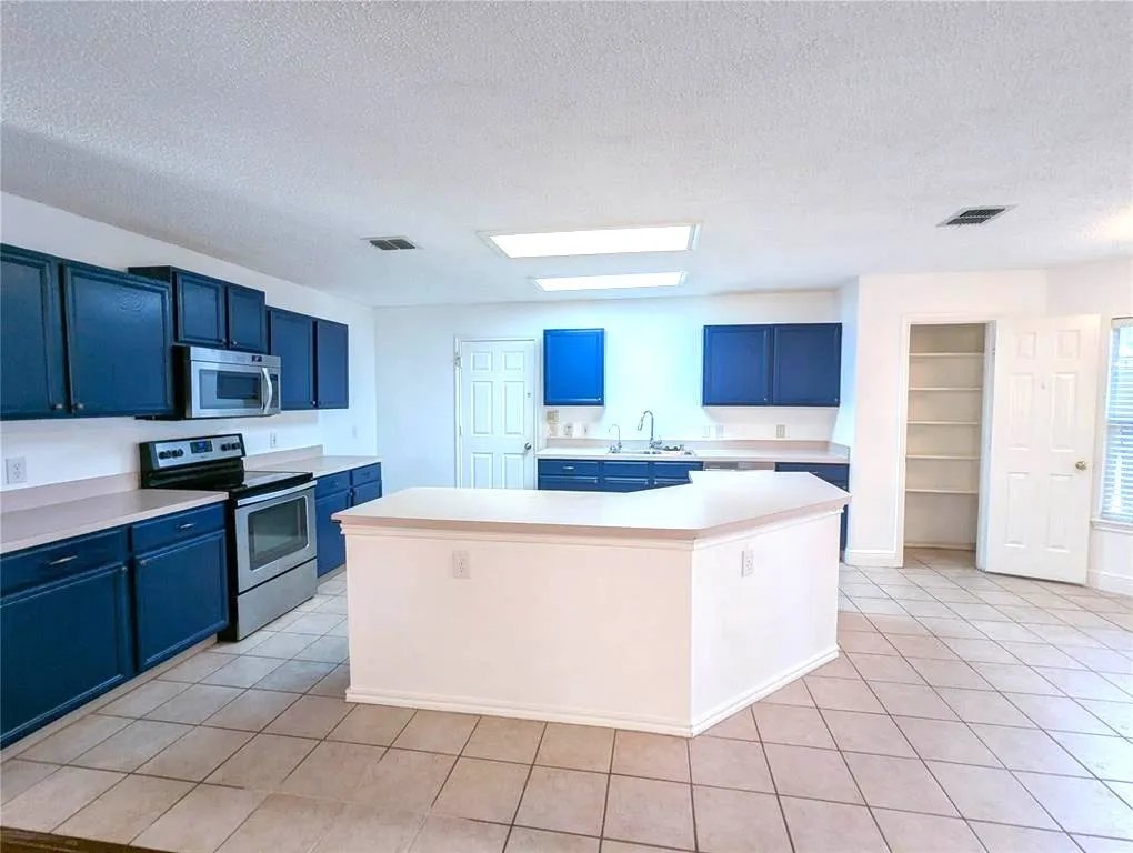 Single Family Residence For Sale in Collin County , 6411 Nottoway Court, Frisco, Texas 75035, 3 Bedrooms, 3 Bathrooms, 2 Garage spaces, 2,082 Sqft, built in 1997, Price $399,000, mls#21273898, Real Estate Agent in Frisco, Homes For Sale in Collin county, Homes For Sale in Frisco, Realtor in Frisco Texas, Real Estate Brokerage Independent Realty Texas, Luminita Cordes Realtor