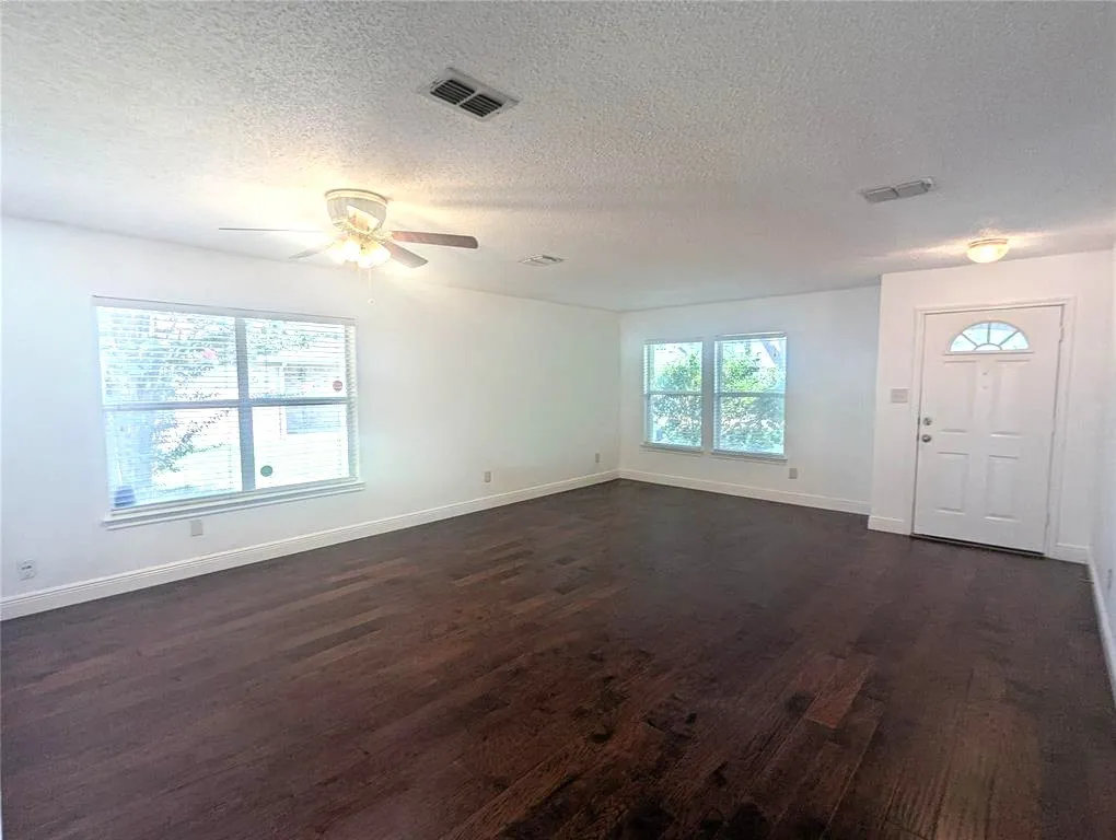 Single Family Residence For Sale in Collin County , 6411 Nottoway Court, Frisco, Texas 75035, 3 Bedrooms, 3 Bathrooms, 2 Garage spaces, 2,082 Sqft, built in 1997, Price $399,000, mls#21273898, Real Estate Agent in Frisco, Homes For Sale in Collin county, Homes For Sale in Frisco, Realtor in Frisco Texas, Real Estate Brokerage Independent Realty Texas, Luminita Cordes Realtor