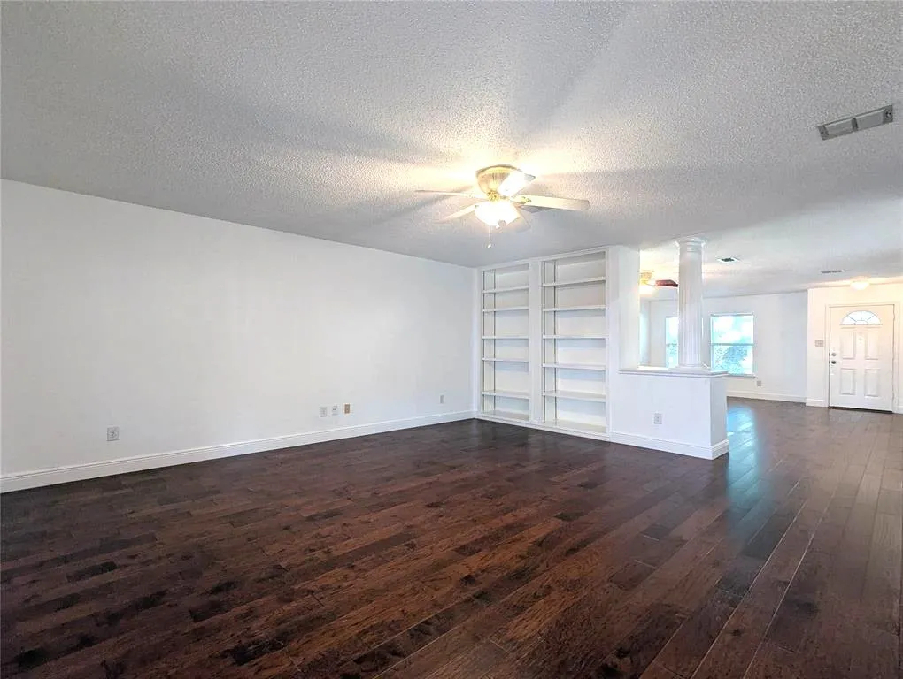 Single Family Residence For Sale in Collin County , 6411 Nottoway Court, Frisco, Texas 75035, 3 Bedrooms, 3 Bathrooms, 2 Garage spaces, 2,082 Sqft, built in 1997, Price $399,000, mls#21273898, Real Estate Agent in Frisco, Homes For Sale in Collin county, Homes For Sale in Frisco, Realtor in Frisco Texas, Real Estate Brokerage Independent Realty Texas, Luminita Cordes Realtor