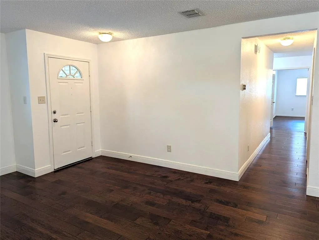 Single Family Residence For Sale in Collin County , 6411 Nottoway Court, Frisco, Texas 75035, 3 Bedrooms, 3 Bathrooms, 2 Garage spaces, 2,082 Sqft, built in 1997, Price $399,000, mls#21273898, Real Estate Agent in Frisco, Homes For Sale in Collin county, Homes For Sale in Frisco, Realtor in Frisco Texas, Real Estate Brokerage Independent Realty Texas, Luminita Cordes Realtor