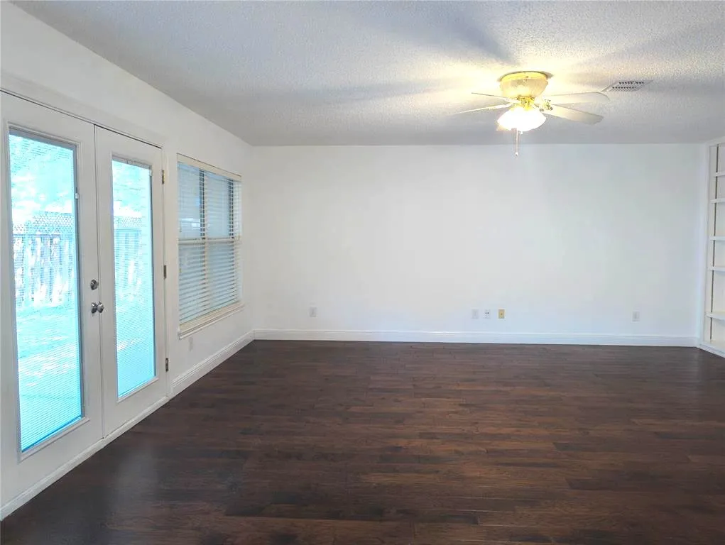 Single Family Residence For Sale in Collin County , 6411 Nottoway Court, Frisco, Texas 75035, 3 Bedrooms, 3 Bathrooms, 2 Garage spaces, 2,082 Sqft, built in 1997, Price $399,000, mls#21273898, Real Estate Agent in Frisco, Homes For Sale in Collin county, Homes For Sale in Frisco, Realtor in Frisco Texas, Real Estate Brokerage Independent Realty Texas, Luminita Cordes Realtor