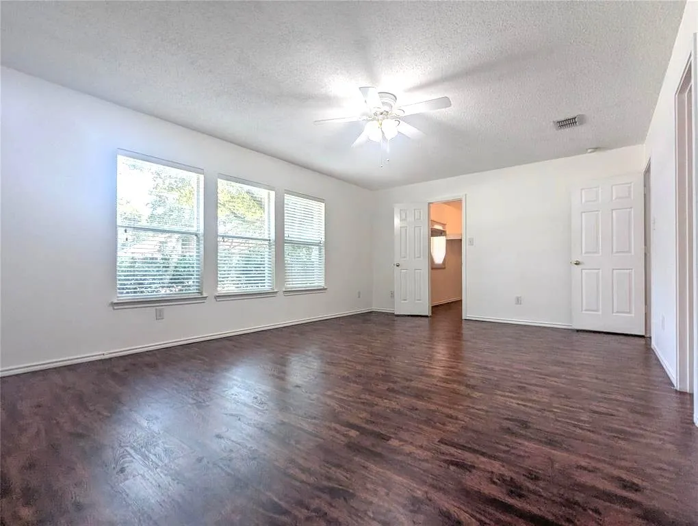 Single Family Residence For Sale in Collin County , 6411 Nottoway Court, Frisco, Texas 75035, 3 Bedrooms, 3 Bathrooms, 2 Garage spaces, 2,082 Sqft, built in 1997, Price $399,000, mls#21273898, Real Estate Agent in Frisco, Homes For Sale in Collin county, Homes For Sale in Frisco, Realtor in Frisco Texas, Real Estate Brokerage Independent Realty Texas, Luminita Cordes Realtor