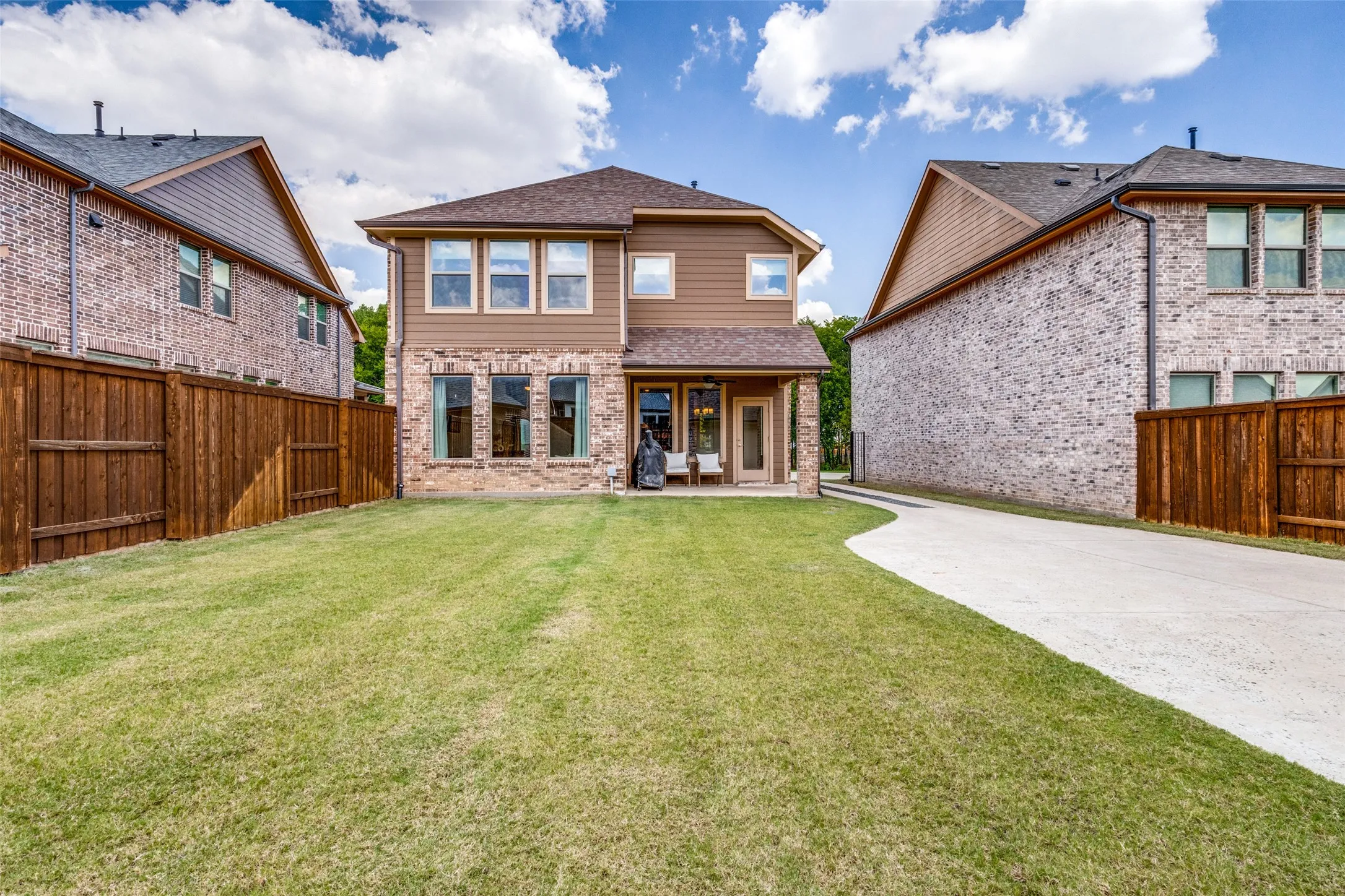 Single Family Residence For Sale in Grayson County , 1813 Lakemont Drive, Van Alstyne, Texas 75495, 3 Bedroom, 3 Bathroom, 2 Garage spaces, 1,861 Sqft, built in 2021, mls#21266849, Real Estate Agent in Van Alstyne, Homes For Sale in Grayson county, Homes For Sale in Van Alstyne, Realtor in Van Alstyne Texas, Real Estate Brokerage Independent Realty Texas, Luminita Cordes Realtor