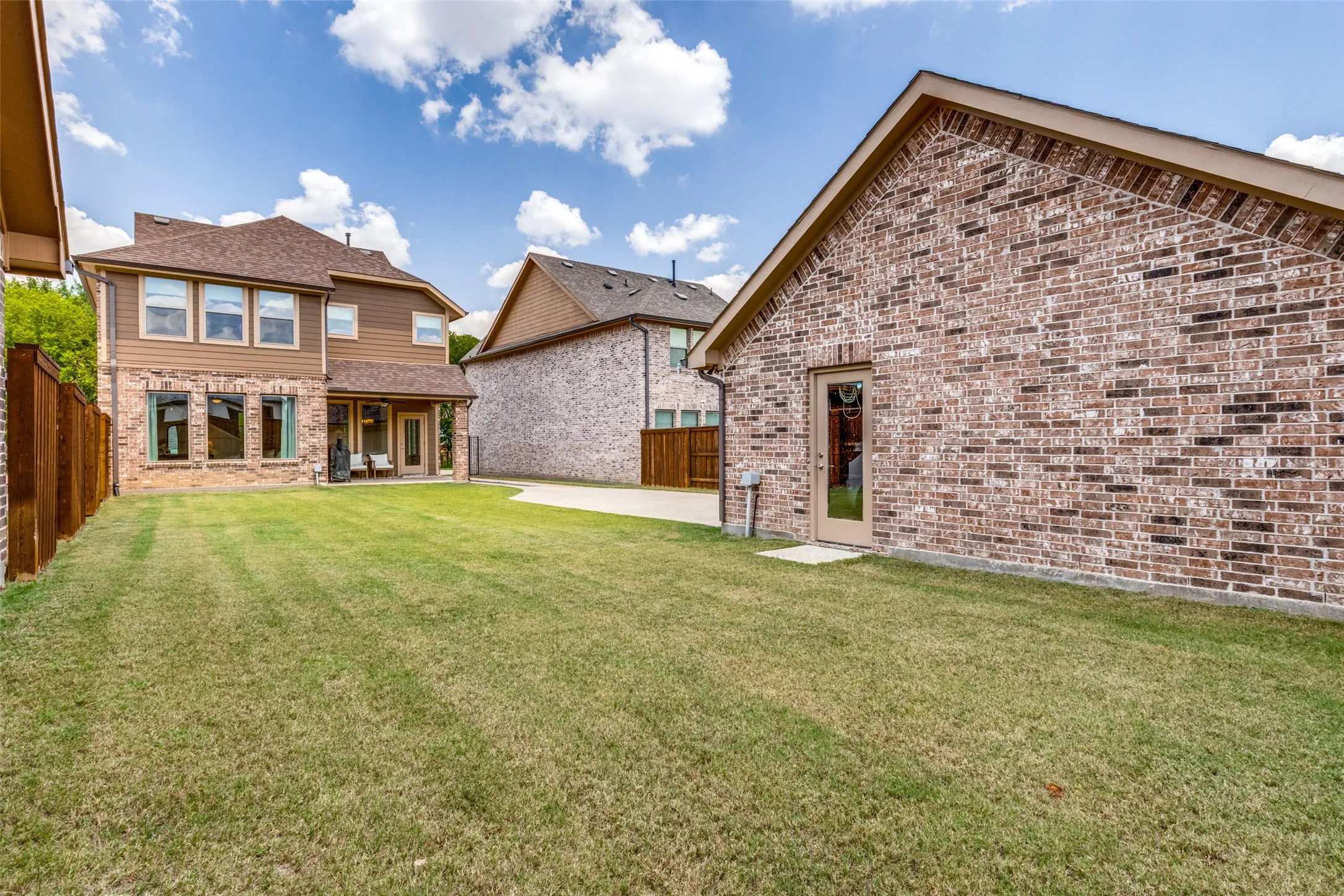 Single Family Residence For Sale in Grayson County , 1813 Lakemont Drive, Van Alstyne, Texas 75495, 3 Bedroom, 3 Bathroom, 2 Garage spaces, 1,861 Sqft, built in 2021, mls#21266849, Real Estate Agent in Van Alstyne, Homes For Sale in Grayson county, Homes For Sale in Van Alstyne, Realtor in Van Alstyne Texas, Real Estate Brokerage Independent Realty Texas, Luminita Cordes Realtor