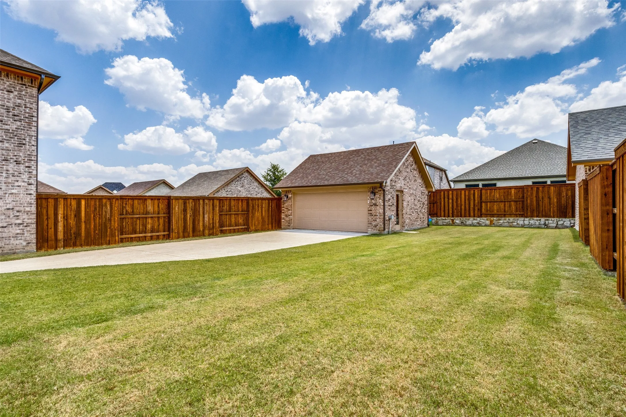 Single Family Residence For Sale in Grayson County , 1813 Lakemont Drive, Van Alstyne, Texas 75495, 3 Bedroom, 3 Bathroom, 2 Garage spaces, 1,861 Sqft, built in 2021, mls#21266849, Real Estate Agent in Van Alstyne, Homes For Sale in Grayson county, Homes For Sale in Van Alstyne, Realtor in Van Alstyne Texas, Real Estate Brokerage Independent Realty Texas, Luminita Cordes Realtor