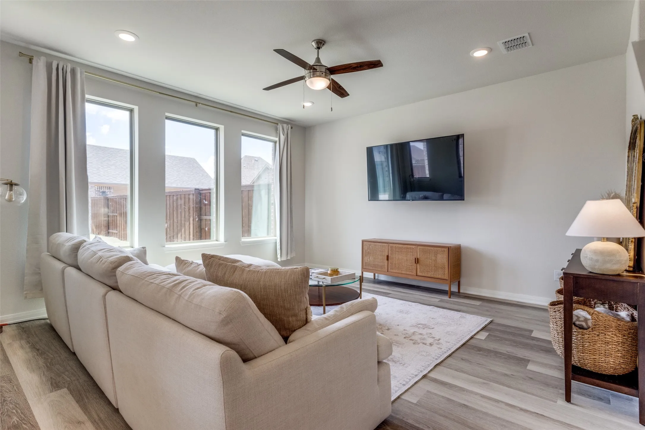 Single Family Residence For Sale in Grayson County , 1813 Lakemont Drive, Van Alstyne, Texas 75495, 3 Bedroom, 3 Bathroom, 2 Garage spaces, 1,861 Sqft, built in 2021, mls#21266849, Real Estate Agent in Van Alstyne, Homes For Sale in Grayson county, Homes For Sale in Van Alstyne, Realtor in Van Alstyne Texas, Real Estate Brokerage Independent Realty Texas, Luminita Cordes Realtor