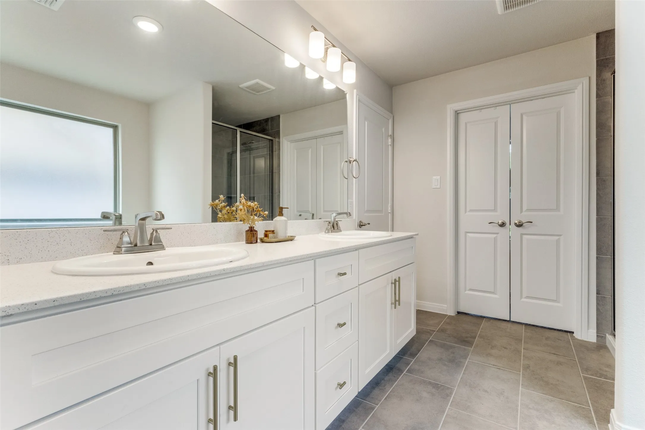 Single Family Residence For Sale in Grayson County , 1813 Lakemont Drive, Van Alstyne, Texas 75495, 3 Bedroom, 3 Bathroom, 2 Garage spaces, 1,861 Sqft, built in 2021, mls#21266849, Real Estate Agent in Van Alstyne, Homes For Sale in Grayson county, Homes For Sale in Van Alstyne, Realtor in Van Alstyne Texas, Real Estate Brokerage Independent Realty Texas, Luminita Cordes Realtor