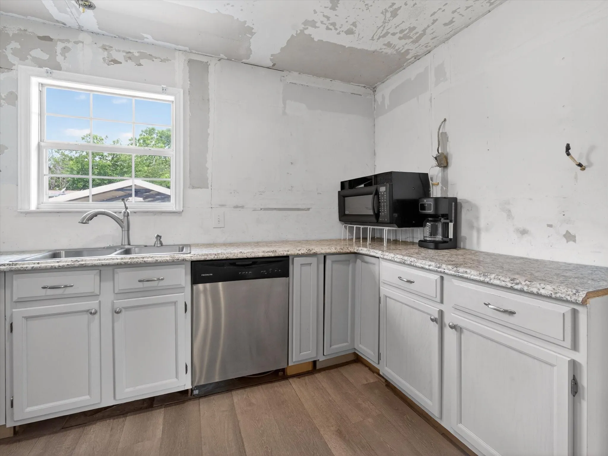Single Family Residence For Sale in Grayson County , 225 Cobb Avenue, Van Alstyne, Texas 75495, 1 Bedroom, 1 Bathroom, Garage spaces, 767 Sqft, built in 1990, mls#21274214, Real Estate Agent in Van Alstyne, Homes For Sale in Grayson county, Homes For Sale in Van Alstyne, Realtor in Van Alstyne Texas, Real Estate Brokerage Independent Realty Texas, Luminita Cordes Realtor
