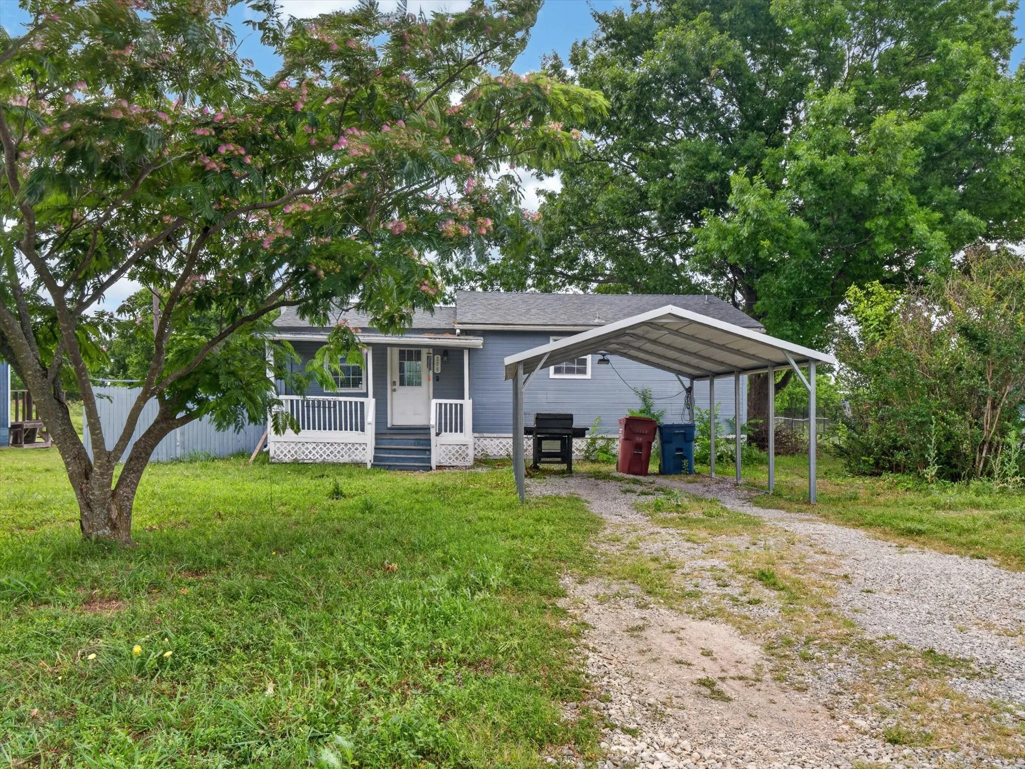 Single Family Residence For Sale in Grayson County , 225 Cobb Avenue, Van Alstyne, Texas 75495, 1 Bedroom, 1 Bathroom, Garage spaces, 767 Sqft, built in 1990, mls#21274214, Real Estate Agent in Van Alstyne, Homes For Sale in Grayson county, Homes For Sale in Van Alstyne, Realtor in Van Alstyne Texas, Real Estate Brokerage Independent Realty Texas, Luminita Cordes Realtor