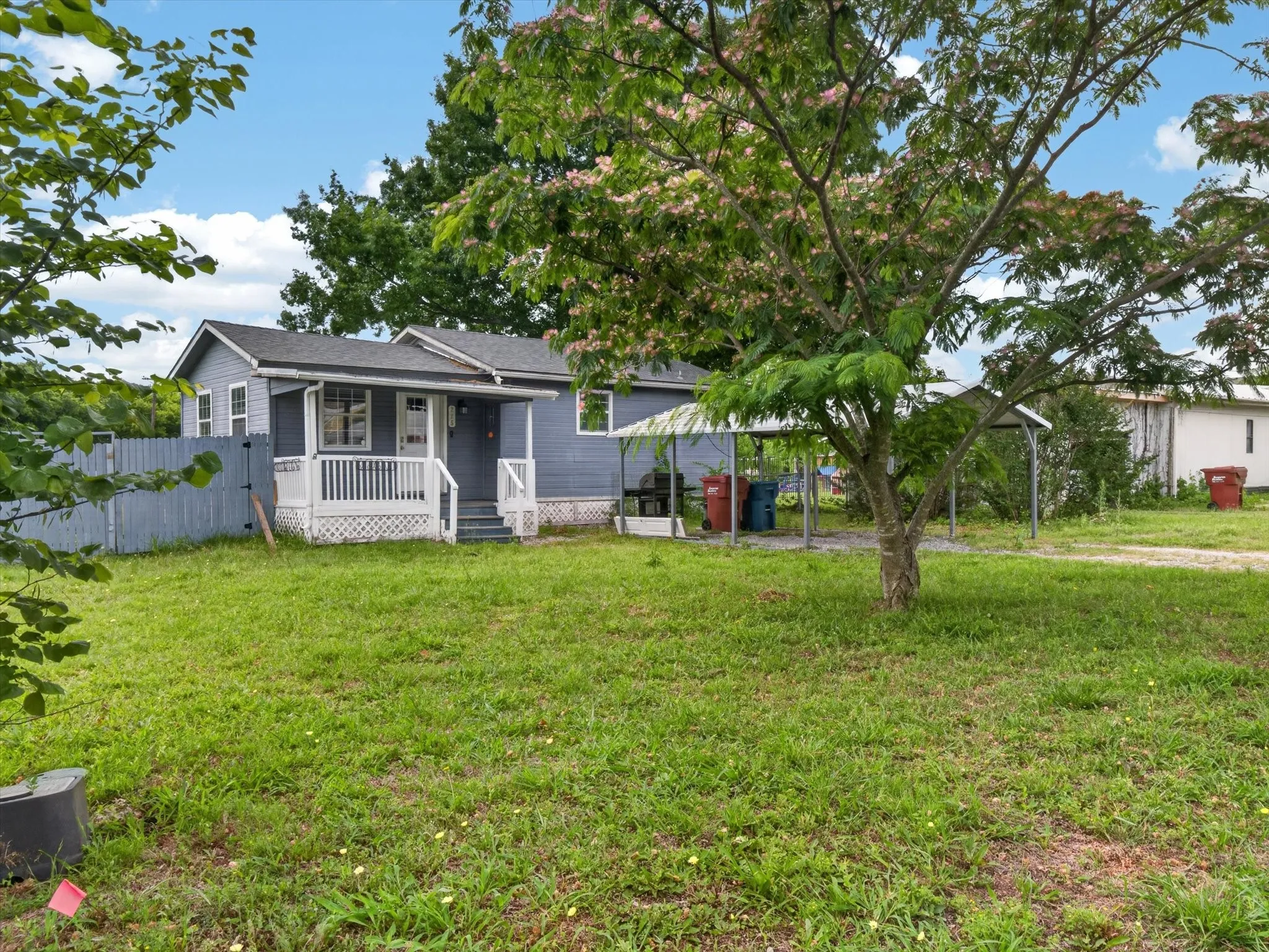 Single Family Residence For Sale in Grayson County , 225 Cobb Avenue, Van Alstyne, Texas 75495, 1 Bedroom, 1 Bathroom, Garage spaces, 767 Sqft, built in 1990, mls#21274214, Real Estate Agent in Van Alstyne, Homes For Sale in Grayson county, Homes For Sale in Van Alstyne, Realtor in Van Alstyne Texas, Real Estate Brokerage Independent Realty Texas, Luminita Cordes Realtor