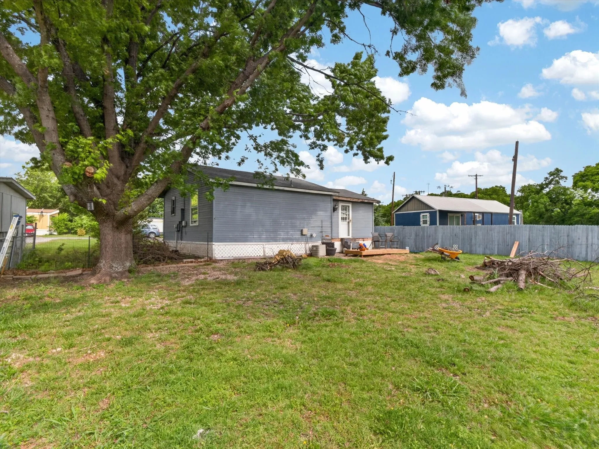 Single Family Residence For Sale in Grayson County , 225 Cobb Avenue, Van Alstyne, Texas 75495, 1 Bedroom, 1 Bathroom, Garage spaces, 767 Sqft, built in 1990, mls#21274214, Real Estate Agent in Van Alstyne, Homes For Sale in Grayson county, Homes For Sale in Van Alstyne, Realtor in Van Alstyne Texas, Real Estate Brokerage Independent Realty Texas, Luminita Cordes Realtor