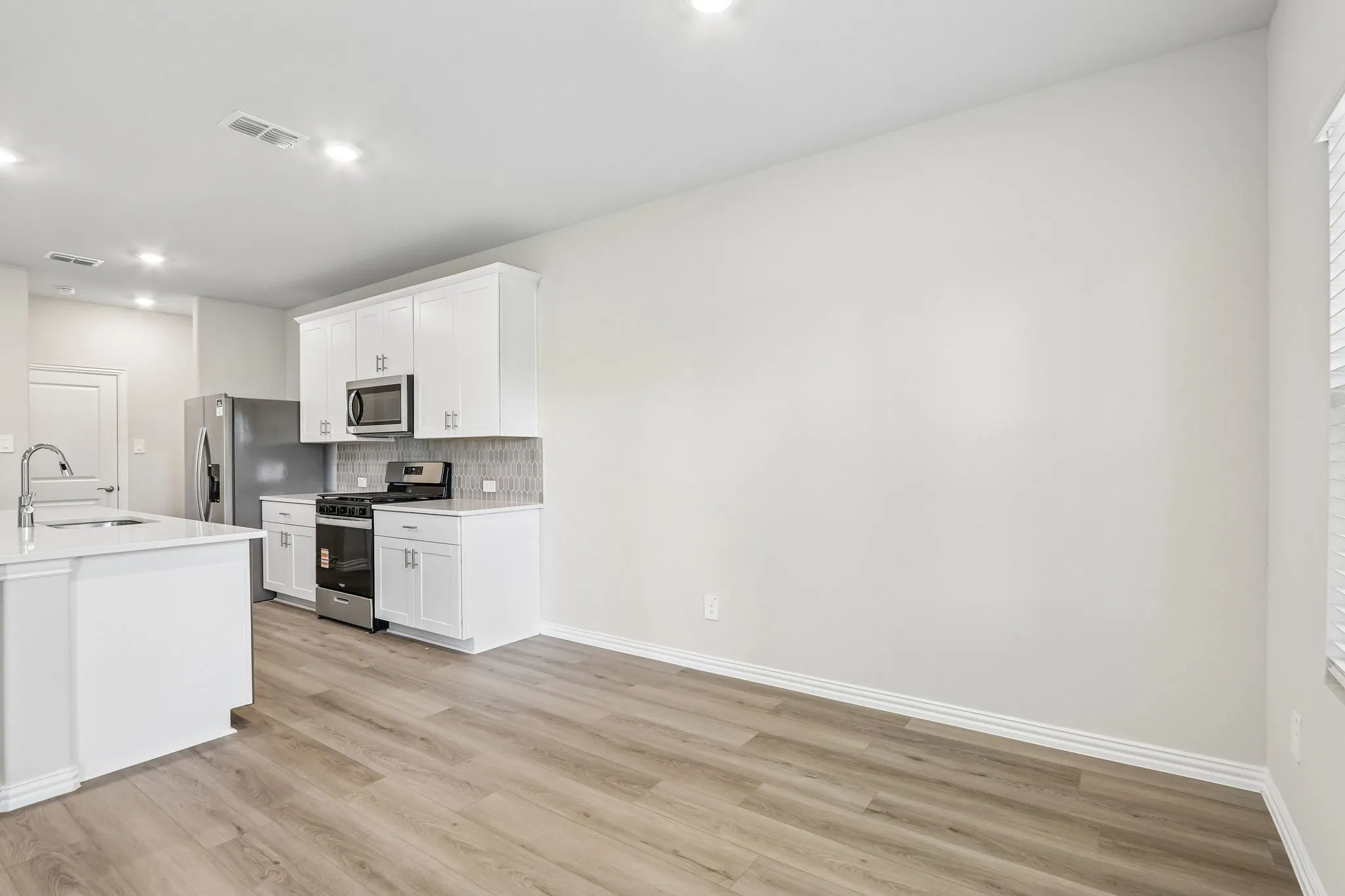  Photo is not of the actual home, but is an inspirational photo of builder’s model home and may depict options, furnishings, and/or decorator features that are not included.
