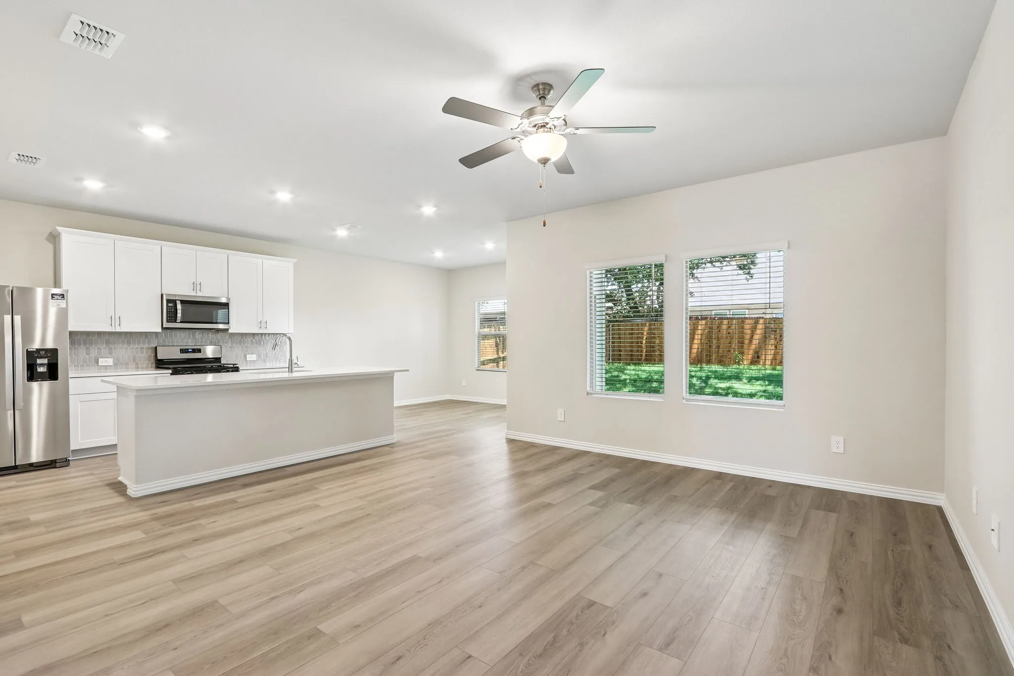  Photo is not of the actual home, but is an inspirational photo of builder’s model home and may depict options, furnishings, and/or decorator features that are not included.
