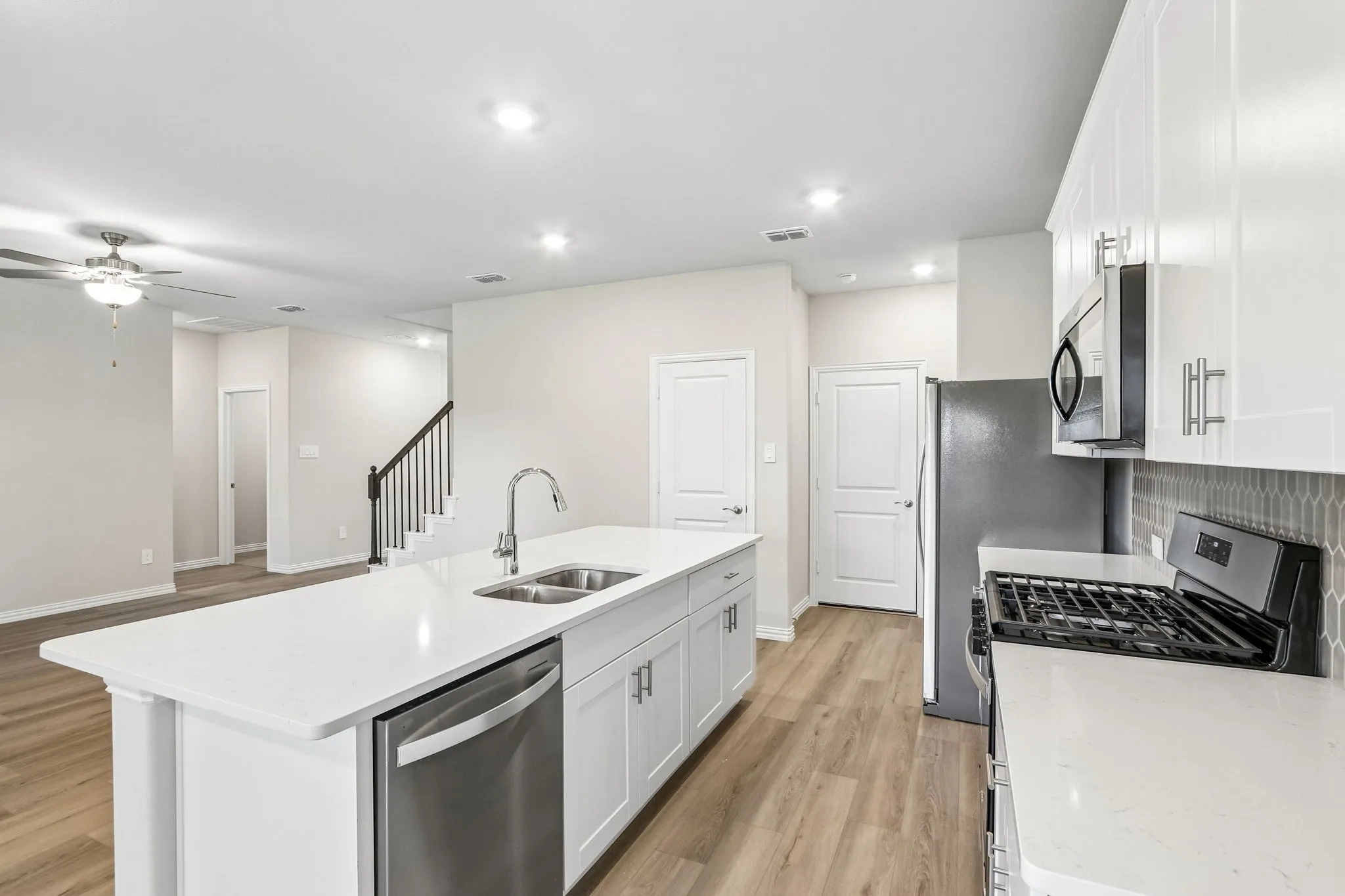  Photo is not of the actual home, but is an inspirational photo of builder’s model home and may depict options, furnishings, and/or decorator features that are not included.
