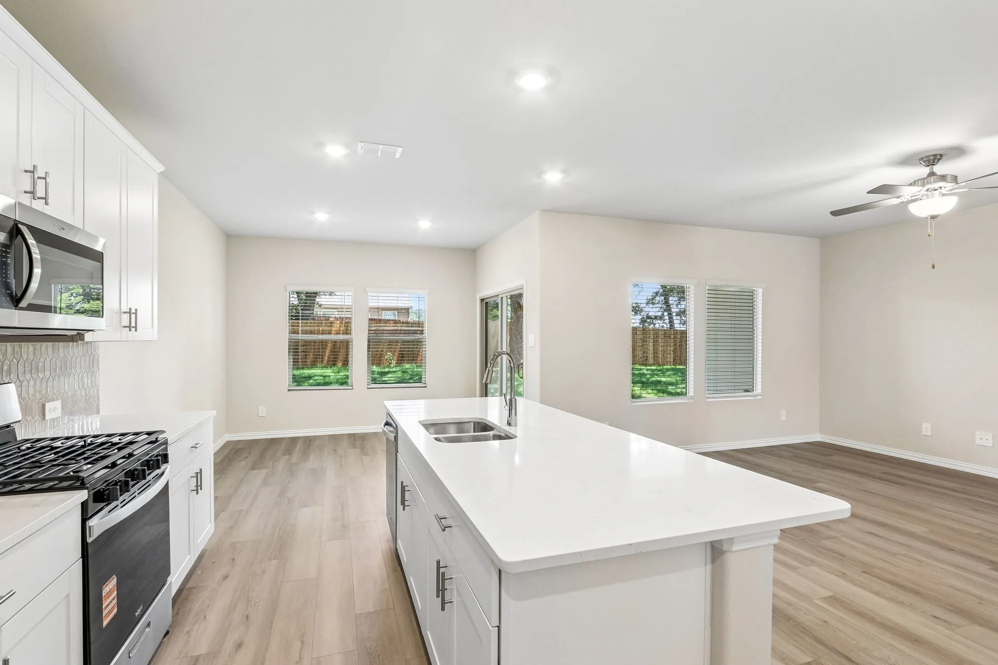  Photo is not of the actual home, but is an inspirational photo of builder’s model home and may depict options, furnishings, and/or decorator features that are not included.
