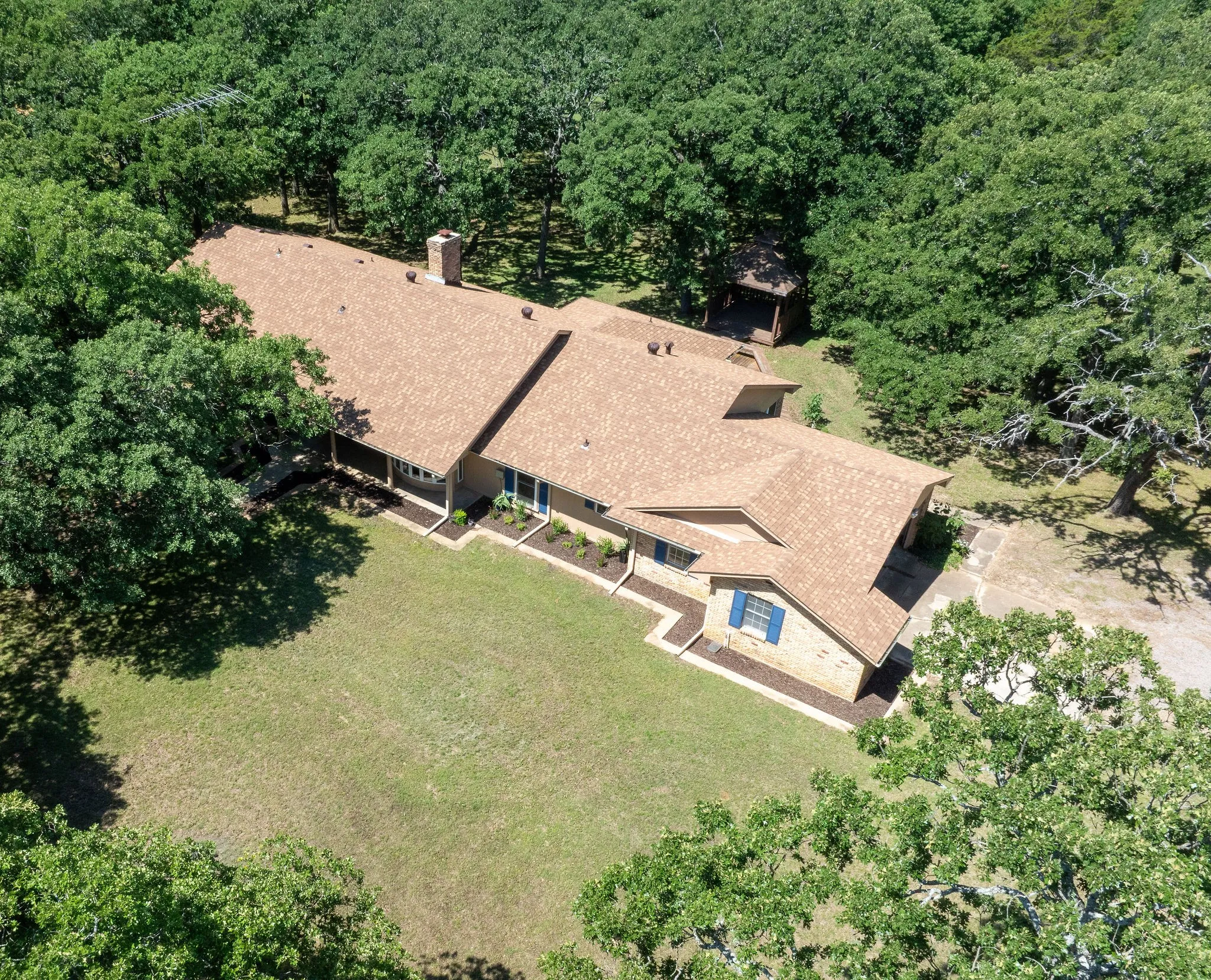 Single Family Residence For Sale in Grayson County , 27659 US Highway 377, Gordonville, Texas 76245, 3 Bedroom, 3 Bathroom, 2 Garage spaces, 2,707 Sqft, built in 1981, Price $975,000, mls#21273294, Real Estate Agent in Gordonville, Homes For Sale in Grayson county, Homes For Sale in Gordonville, Realtor in Gordonville Texas, Real Estate Brokerage Independent Realty Texas, Luminita Cordes Realtor
