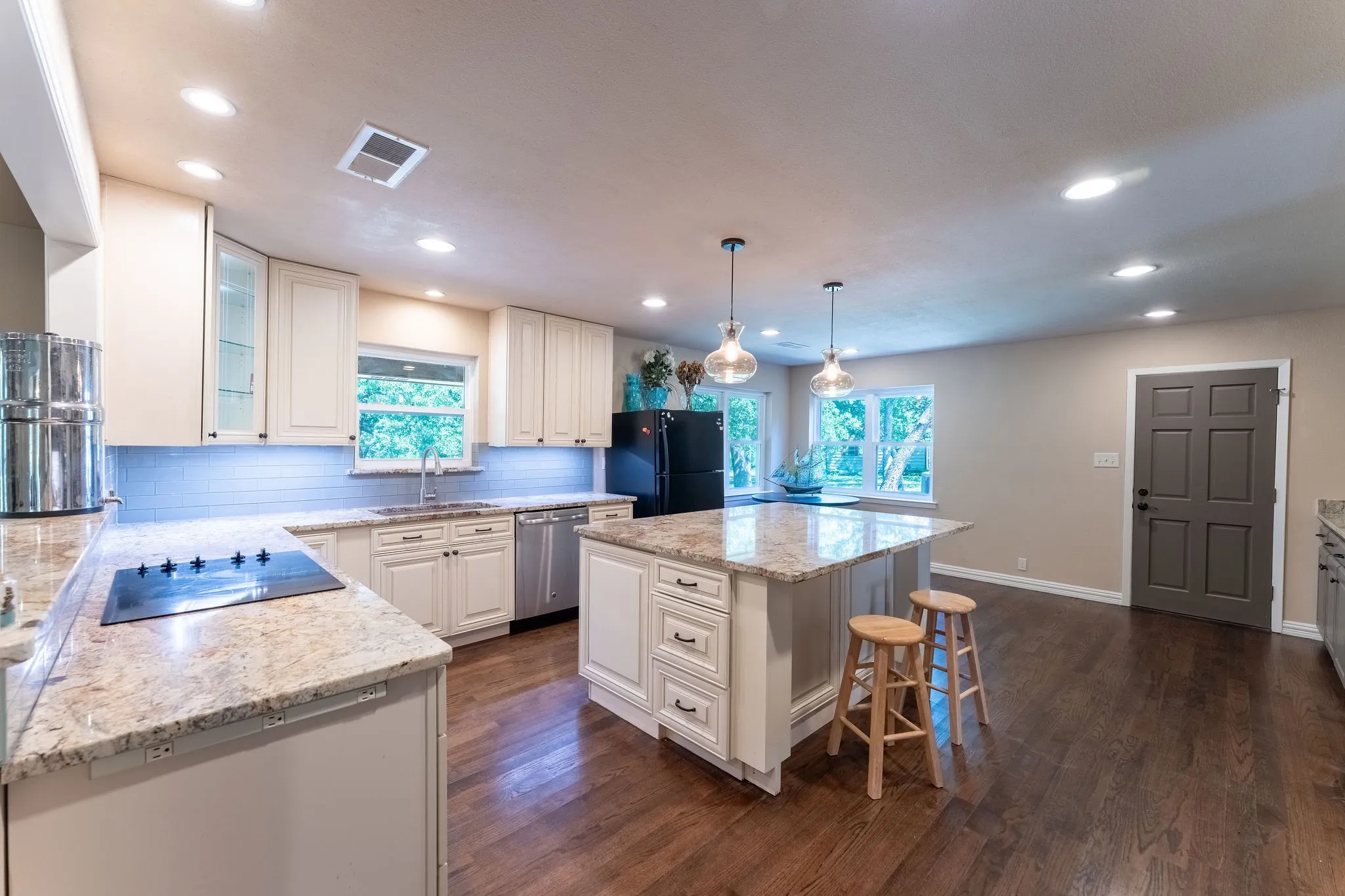 Single Family Residence For Sale in Grayson County , 27659 US Highway 377, Gordonville, Texas 76245, 3 Bedroom, 3 Bathroom, 2 Garage spaces, 2,707 Sqft, built in 1981, Price $975,000, mls#21273294, Real Estate Agent in Gordonville, Homes For Sale in Grayson county, Homes For Sale in Gordonville, Realtor in Gordonville Texas, Real Estate Brokerage Independent Realty Texas, Luminita Cordes Realtor