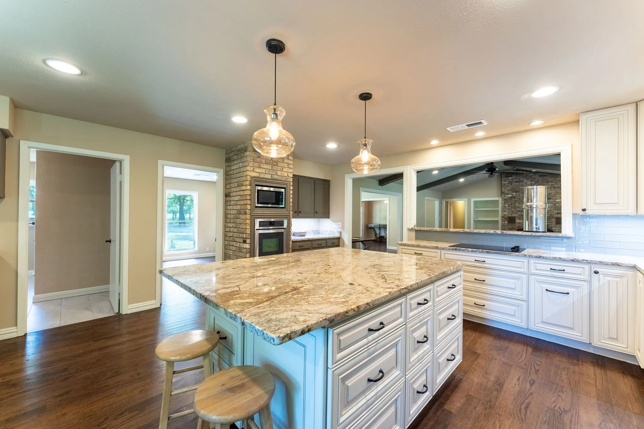 Single Family Residence For Sale in Grayson County , 27659 US Highway 377, Gordonville, Texas 76245, 3 Bedroom, 3 Bathroom, 2 Garage spaces, 2,707 Sqft, built in 1981, Price $975,000, mls#21273294, Real Estate Agent in Gordonville, Homes For Sale in Grayson county, Homes For Sale in Gordonville, Realtor in Gordonville Texas, Real Estate Brokerage Independent Realty Texas, Luminita Cordes Realtor