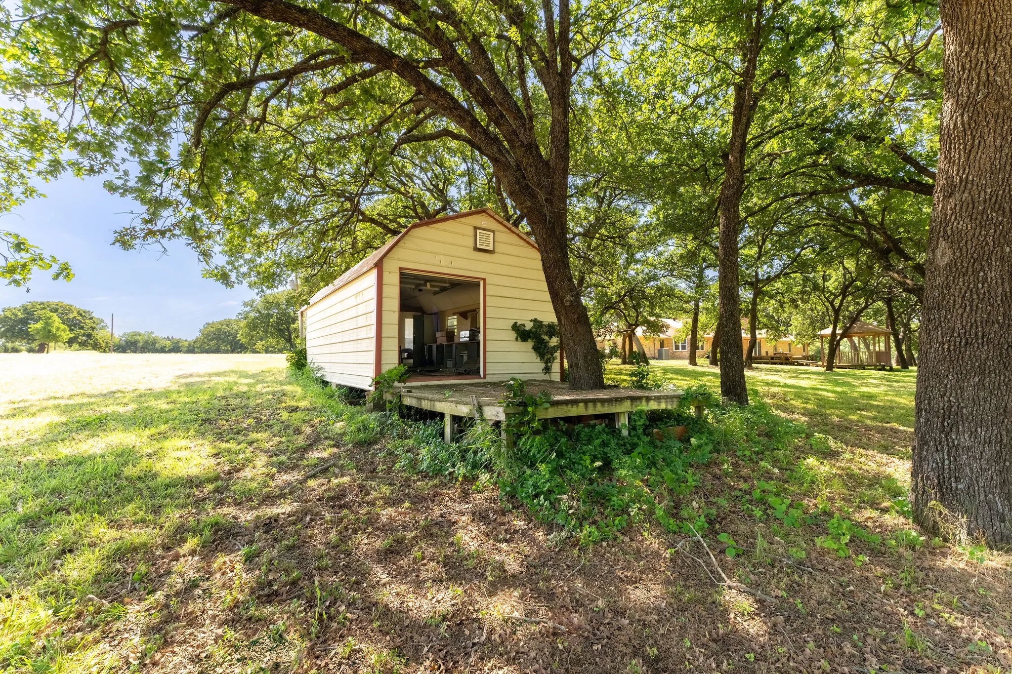 Single Family Residence For Sale in Grayson County , 27659 US Highway 377, Gordonville, Texas 76245, 3 Bedroom, 3 Bathroom, 2 Garage spaces, 2,707 Sqft, built in 1981, Price $975,000, mls#21273294, Real Estate Agent in Gordonville, Homes For Sale in Grayson county, Homes For Sale in Gordonville, Realtor in Gordonville Texas, Real Estate Brokerage Independent Realty Texas, Luminita Cordes Realtor