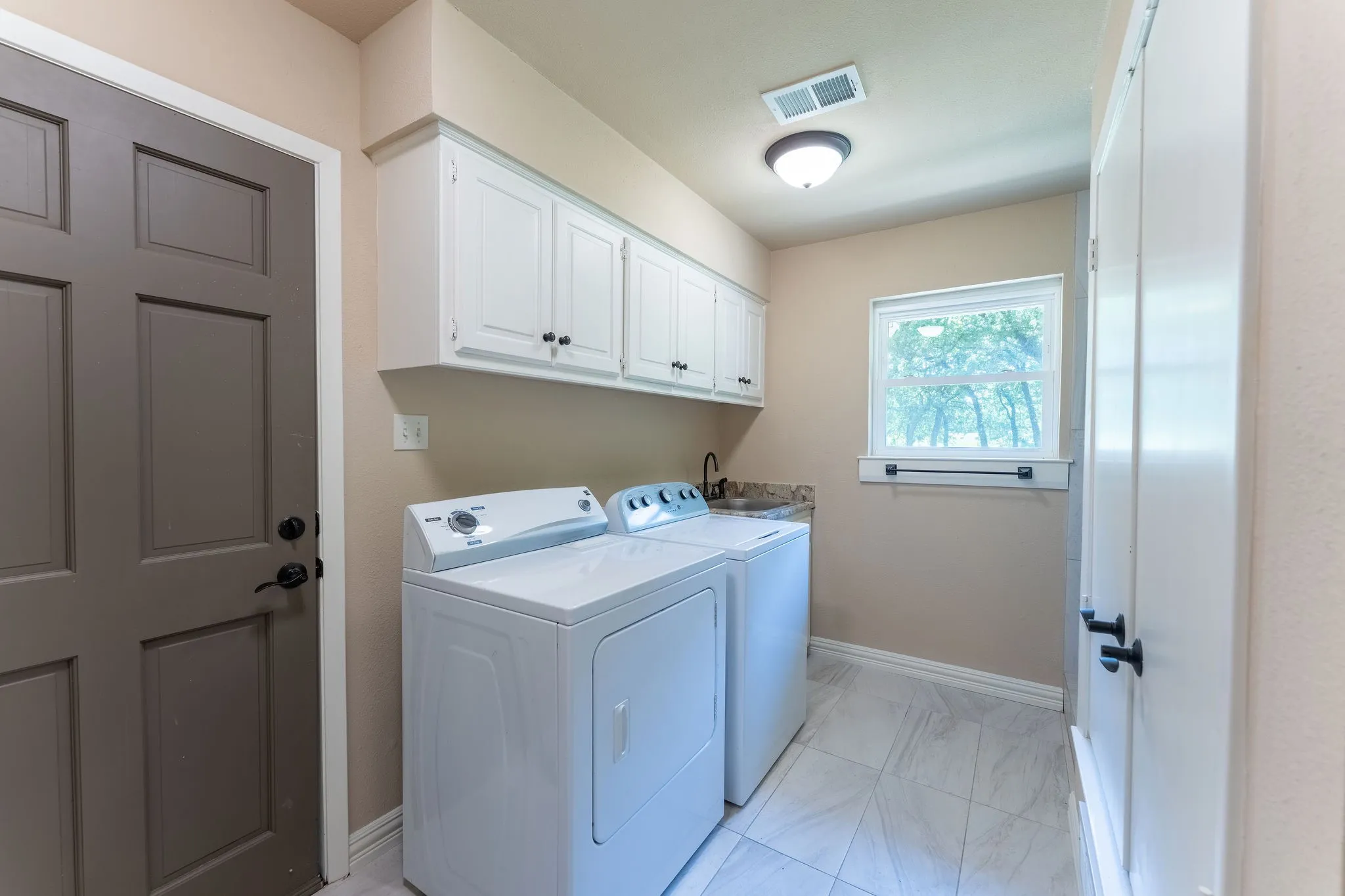 Single Family Residence For Sale in Grayson County , 27659 US Highway 377, Gordonville, Texas 76245, 3 Bedroom, 3 Bathroom, 2 Garage spaces, 2,707 Sqft, built in 1981, Price $975,000, mls#21273294, Real Estate Agent in Gordonville, Homes For Sale in Grayson county, Homes For Sale in Gordonville, Realtor in Gordonville Texas, Real Estate Brokerage Independent Realty Texas, Luminita Cordes Realtor