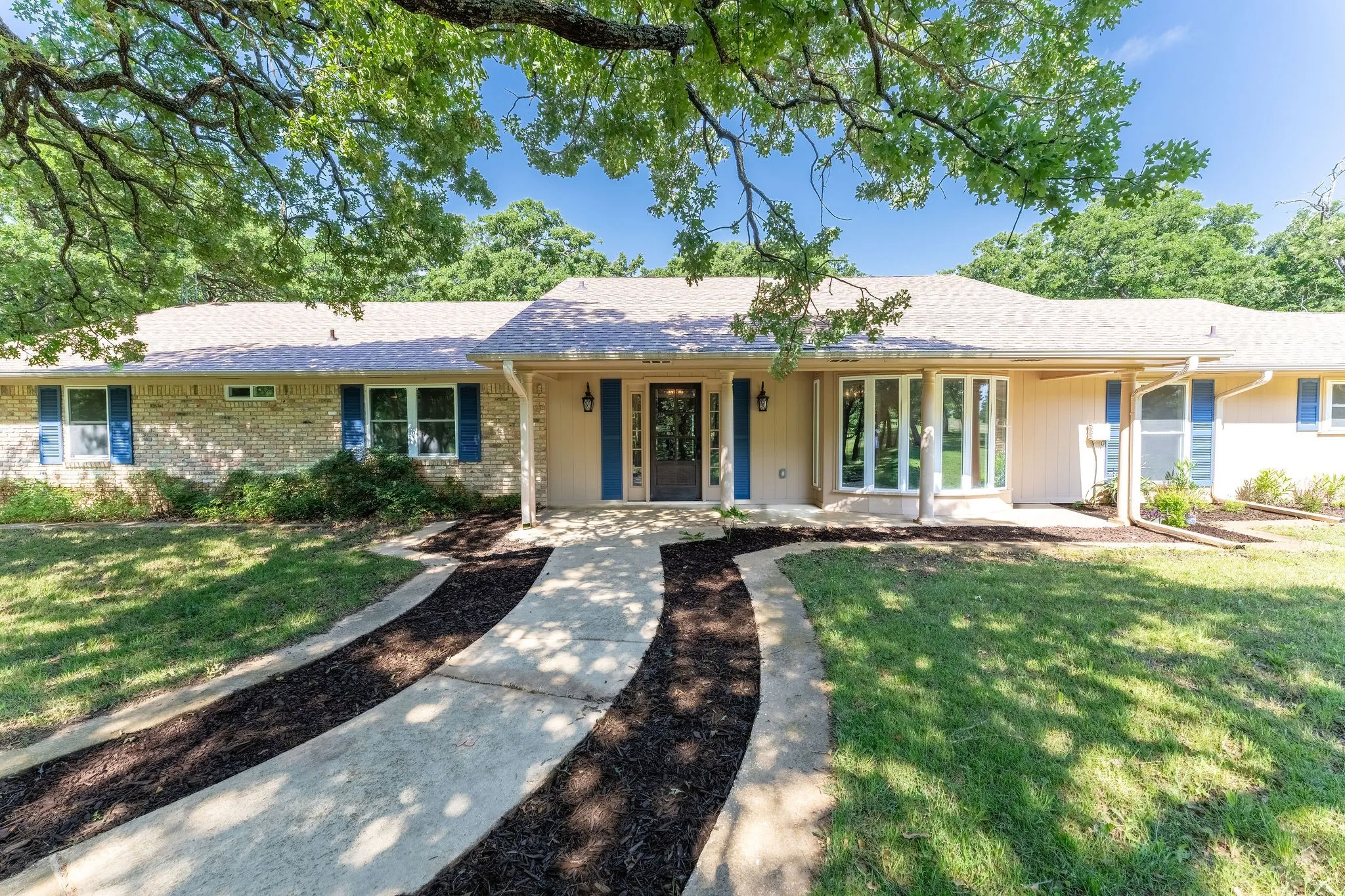 Single Family Residence For Sale in Grayson County , 27659 US Highway 377, Gordonville, Texas 76245, 3 Bedroom, 3 Bathroom, 2 Garage spaces, 2,707 Sqft, built in 1981, Price $975,000, mls#21273294, Real Estate Agent in Gordonville, Homes For Sale in Grayson county, Homes For Sale in Gordonville, Realtor in Gordonville Texas, Real Estate Brokerage Independent Realty Texas, Luminita Cordes Realtor