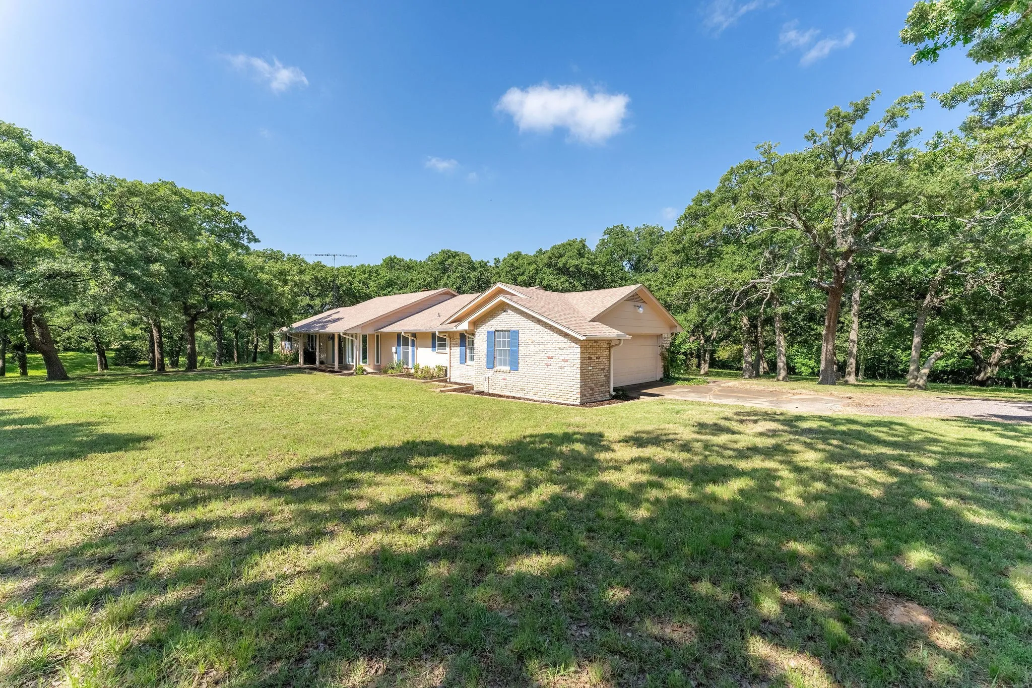 Single Family Residence For Sale in Grayson County , 27659 US Highway 377, Gordonville, Texas 76245, 3 Bedroom, 3 Bathroom, 2 Garage spaces, 2,707 Sqft, built in 1981, Price $975,000, mls#21273294, Real Estate Agent in Gordonville, Homes For Sale in Grayson county, Homes For Sale in Gordonville, Realtor in Gordonville Texas, Real Estate Brokerage Independent Realty Texas, Luminita Cordes Realtor