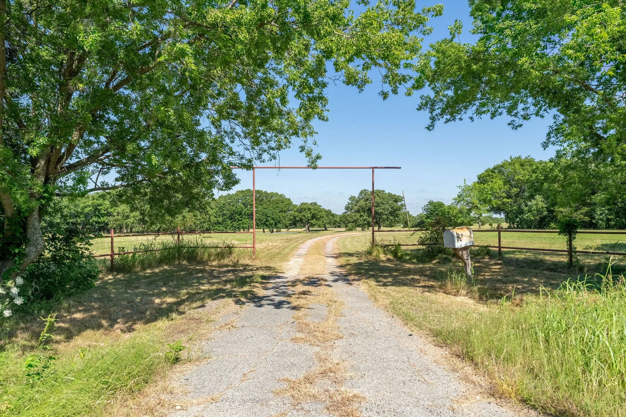 Single Family Residence For Sale in Grayson County , 27659 US Highway 377, Gordonville, Texas 76245, 3 Bedroom, 3 Bathroom, 2 Garage spaces, 2,707 Sqft, built in 1981, Price $975,000, mls#21273294, Real Estate Agent in Gordonville, Homes For Sale in Grayson county, Homes For Sale in Gordonville, Realtor in Gordonville Texas, Real Estate Brokerage Independent Realty Texas, Luminita Cordes Realtor