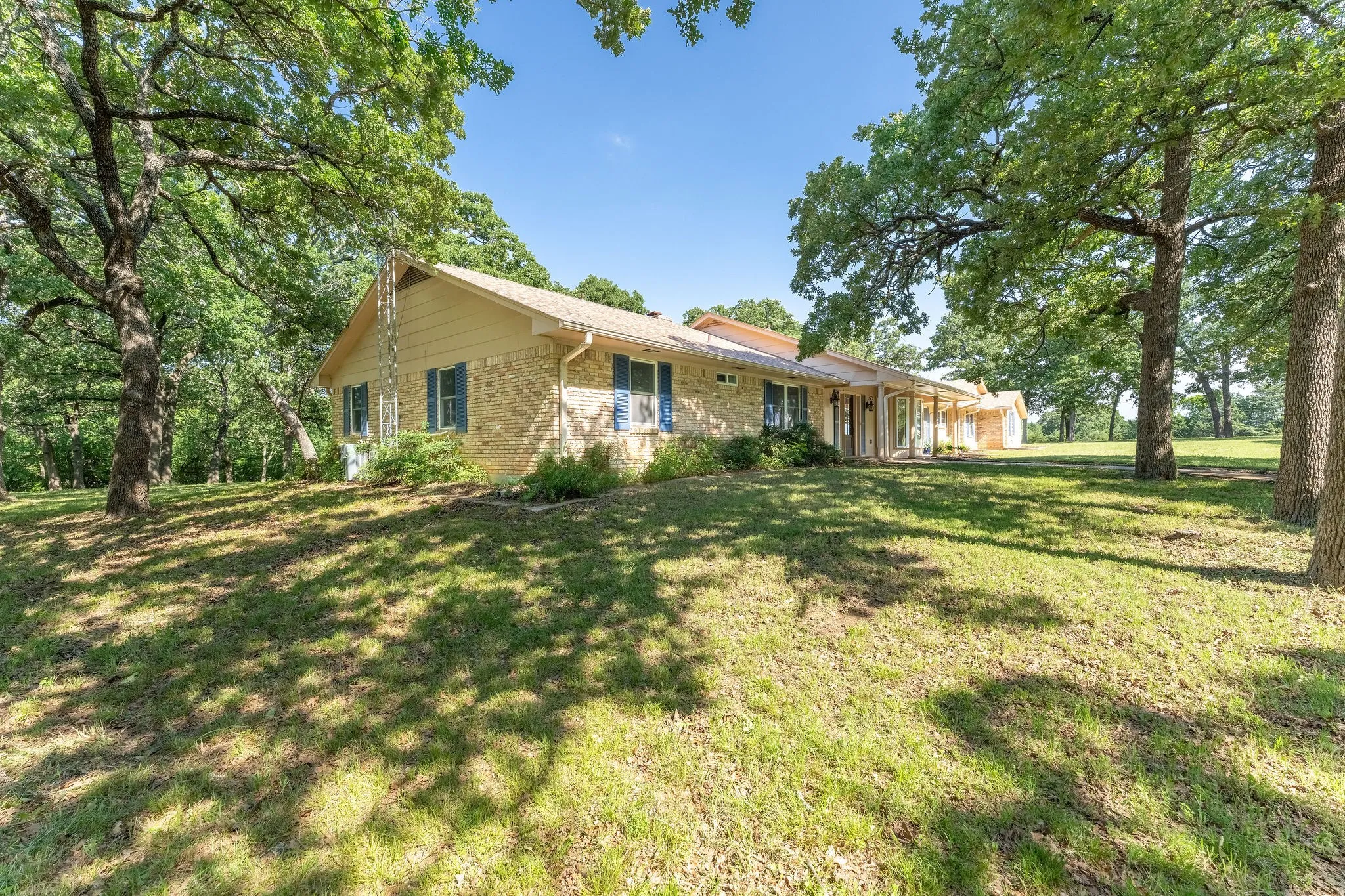 Single Family Residence For Sale in Grayson County , 27659 US Highway 377, Gordonville, Texas 76245, 3 Bedroom, 3 Bathroom, 2 Garage spaces, 2,707 Sqft, built in 1981, Price $975,000, mls#21273294, Real Estate Agent in Gordonville, Homes For Sale in Grayson county, Homes For Sale in Gordonville, Realtor in Gordonville Texas, Real Estate Brokerage Independent Realty Texas, Luminita Cordes Realtor