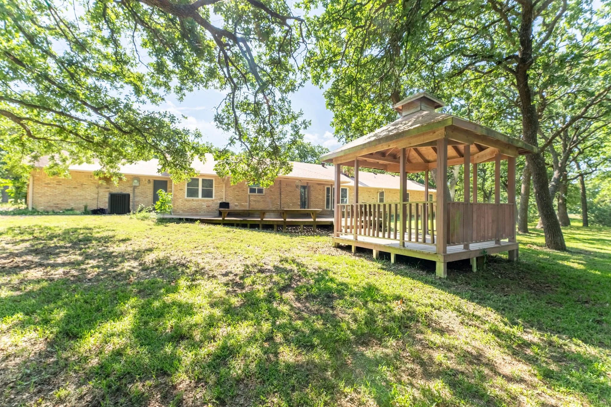 Single Family Residence For Sale in Grayson County , 27659 US Highway 377, Gordonville, Texas 76245, 3 Bedroom, 3 Bathroom, 2 Garage spaces, 2,707 Sqft, built in 1981, Price $975,000, mls#21273294, Real Estate Agent in Gordonville, Homes For Sale in Grayson county, Homes For Sale in Gordonville, Realtor in Gordonville Texas, Real Estate Brokerage Independent Realty Texas, Luminita Cordes Realtor