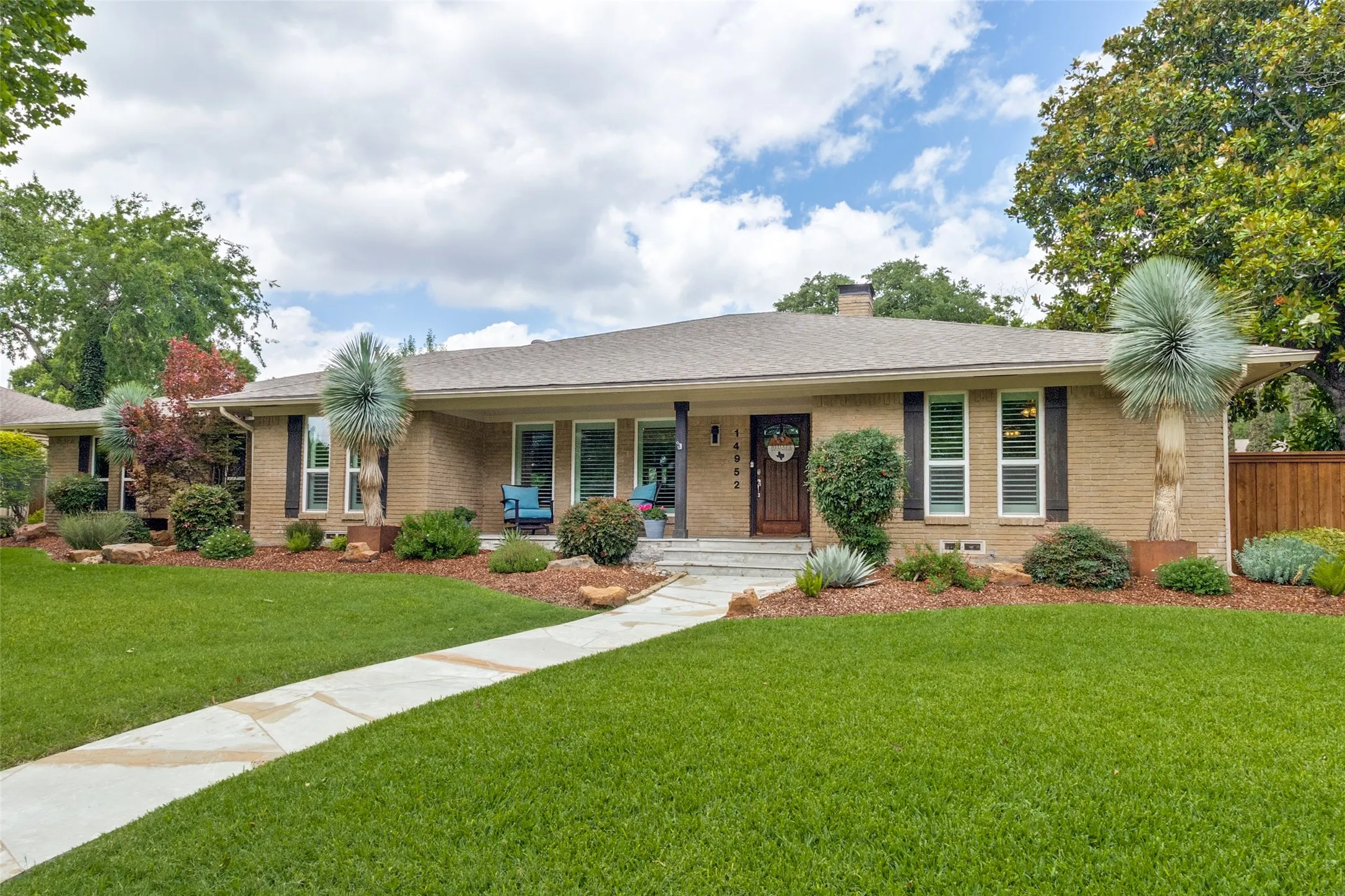 Single Family Residence For Sale in Dallas County , 14952 Knollview Drive, Dallas, Texas 75248, 4 Bedroom, 4 Bathroom, 3 Garage spaces, 2,845 Sqft, built in 1967, mls#21274590, Real Estate Agent in Dallas, Homes For Sale in Dallas county, Homes For Sale in Dallas, Realtor in Dallas Texas, Real Estate Brokerage Independent Realty Texas, Luminita Cordes Realtor