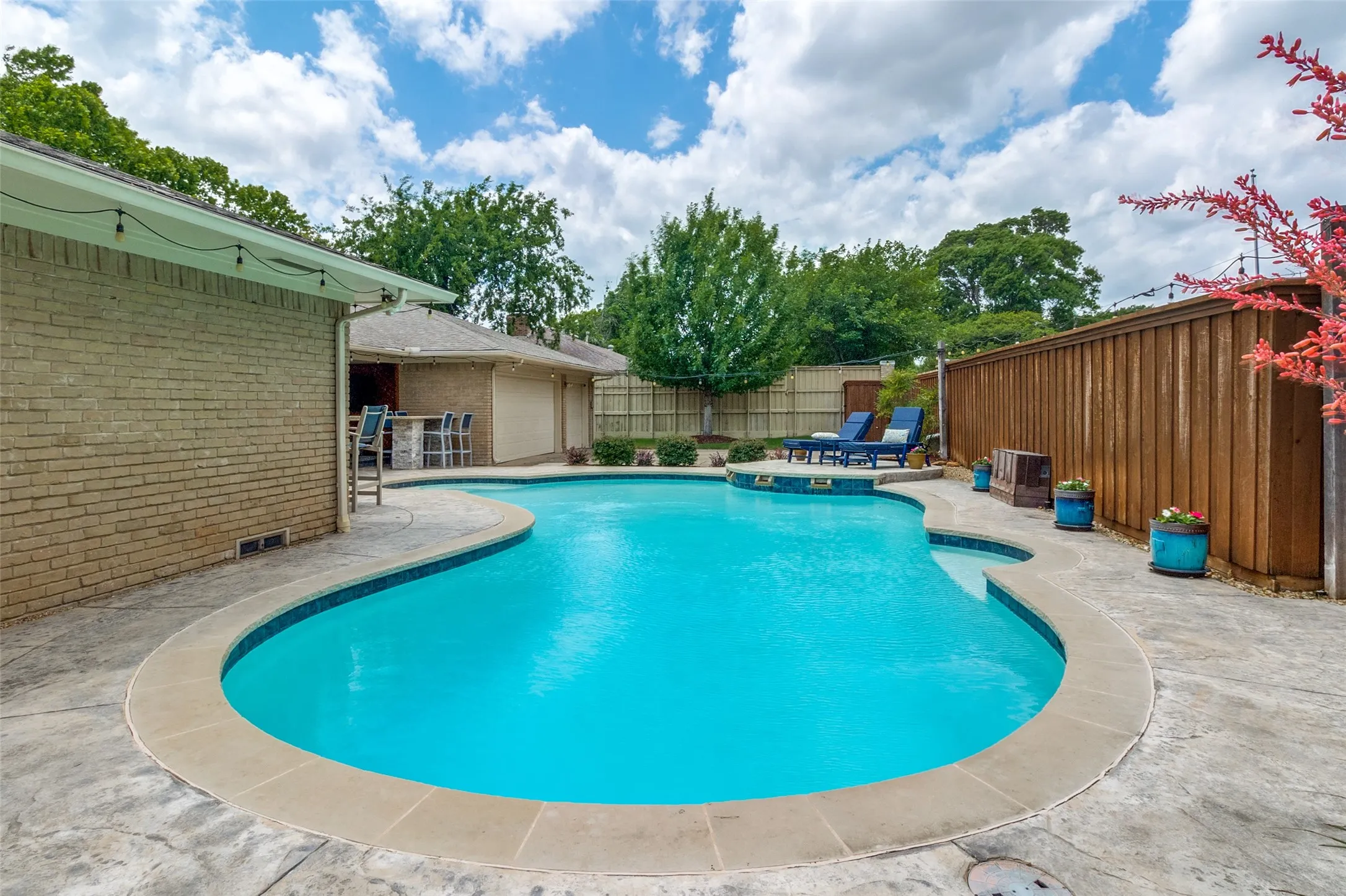 Single Family Residence For Sale in Dallas County , 14952 Knollview Drive, Dallas, Texas 75248, 4 Bedroom, 4 Bathroom, 3 Garage spaces, 2,845 Sqft, built in 1967, mls#21274590, Real Estate Agent in Dallas, Homes For Sale in Dallas county, Homes For Sale in Dallas, Realtor in Dallas Texas, Real Estate Brokerage Independent Realty Texas, Luminita Cordes Realtor