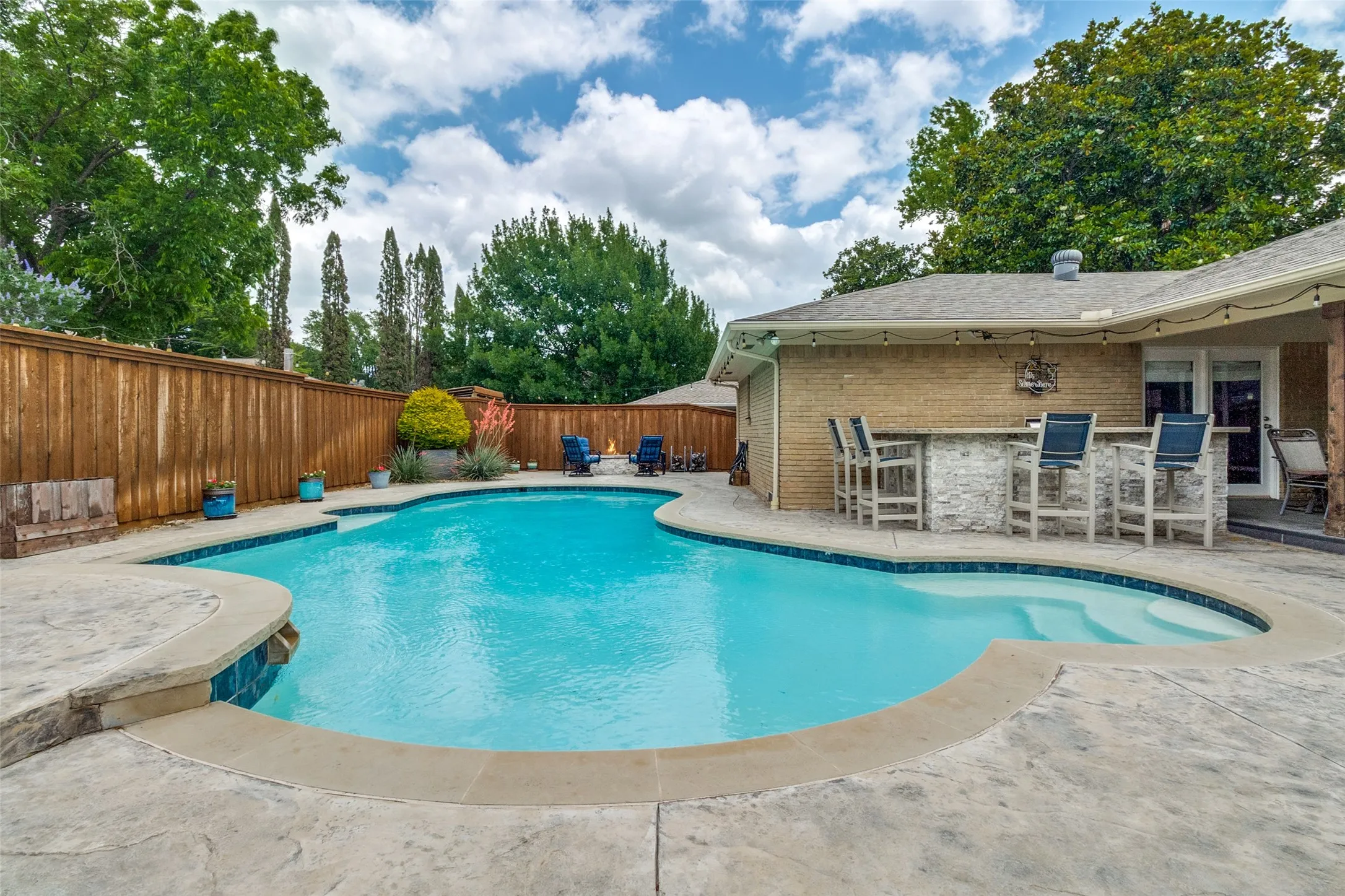 Single Family Residence For Sale in Dallas County , 14952 Knollview Drive, Dallas, Texas 75248, 4 Bedroom, 4 Bathroom, 3 Garage spaces, 2,845 Sqft, built in 1967, mls#21274590, Real Estate Agent in Dallas, Homes For Sale in Dallas county, Homes For Sale in Dallas, Realtor in Dallas Texas, Real Estate Brokerage Independent Realty Texas, Luminita Cordes Realtor