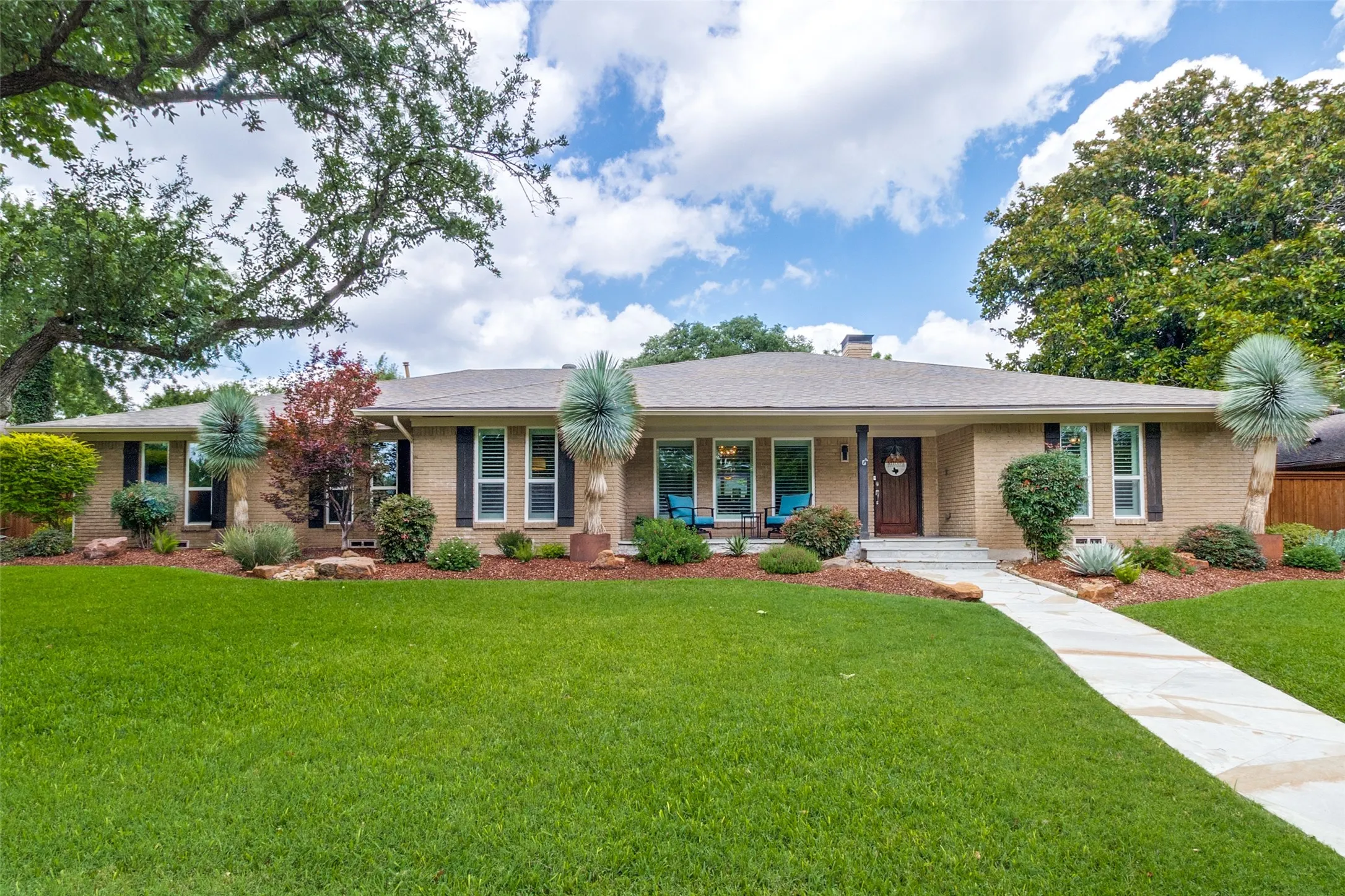 Single Family Residence For Sale in Dallas County , 14952 Knollview Drive, Dallas, Texas 75248, 4 Bedroom, 4 Bathroom, 3 Garage spaces, 2,845 Sqft, built in 1967, mls#21274590, Real Estate Agent in Dallas, Homes For Sale in Dallas county, Homes For Sale in Dallas, Realtor in Dallas Texas, Real Estate Brokerage Independent Realty Texas, Luminita Cordes Realtor