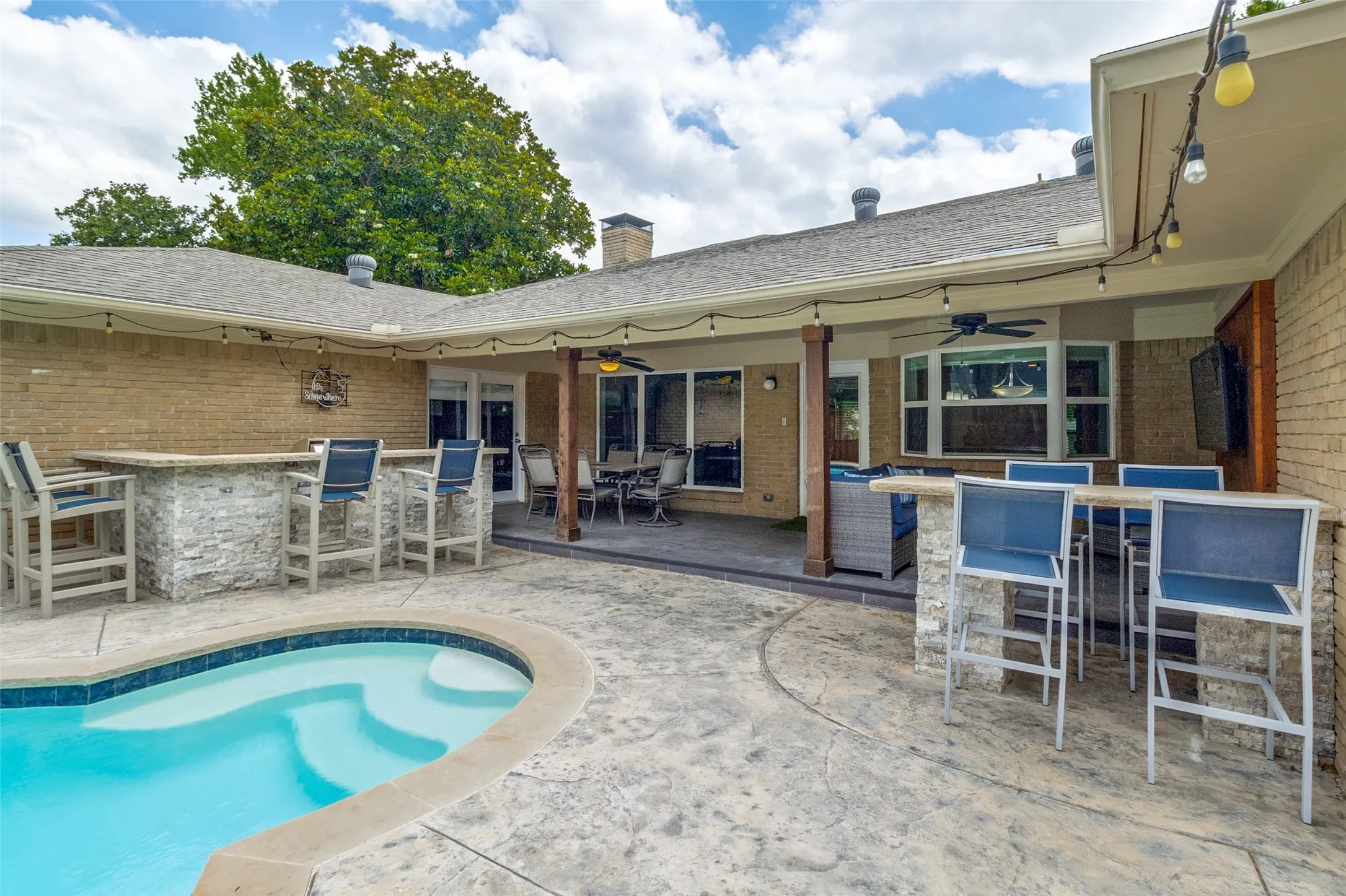 Single Family Residence For Sale in Dallas County , 14952 Knollview Drive, Dallas, Texas 75248, 4 Bedroom, 4 Bathroom, 3 Garage spaces, 2,845 Sqft, built in 1967, mls#21274590, Real Estate Agent in Dallas, Homes For Sale in Dallas county, Homes For Sale in Dallas, Realtor in Dallas Texas, Real Estate Brokerage Independent Realty Texas, Luminita Cordes Realtor