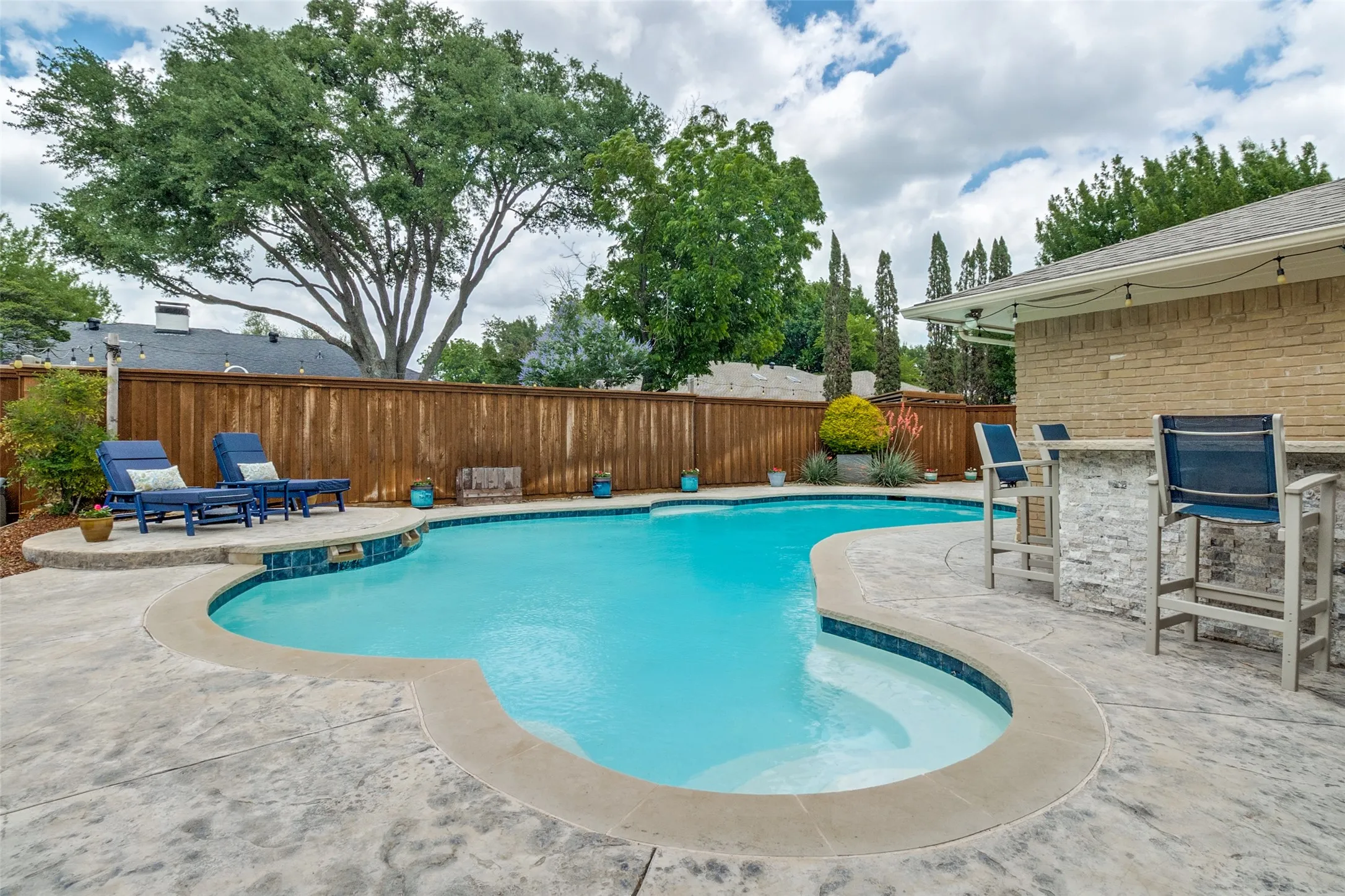 Single Family Residence For Sale in Dallas County , 14952 Knollview Drive, Dallas, Texas 75248, 4 Bedroom, 4 Bathroom, 3 Garage spaces, 2,845 Sqft, built in 1967, mls#21274590, Real Estate Agent in Dallas, Homes For Sale in Dallas county, Homes For Sale in Dallas, Realtor in Dallas Texas, Real Estate Brokerage Independent Realty Texas, Luminita Cordes Realtor
