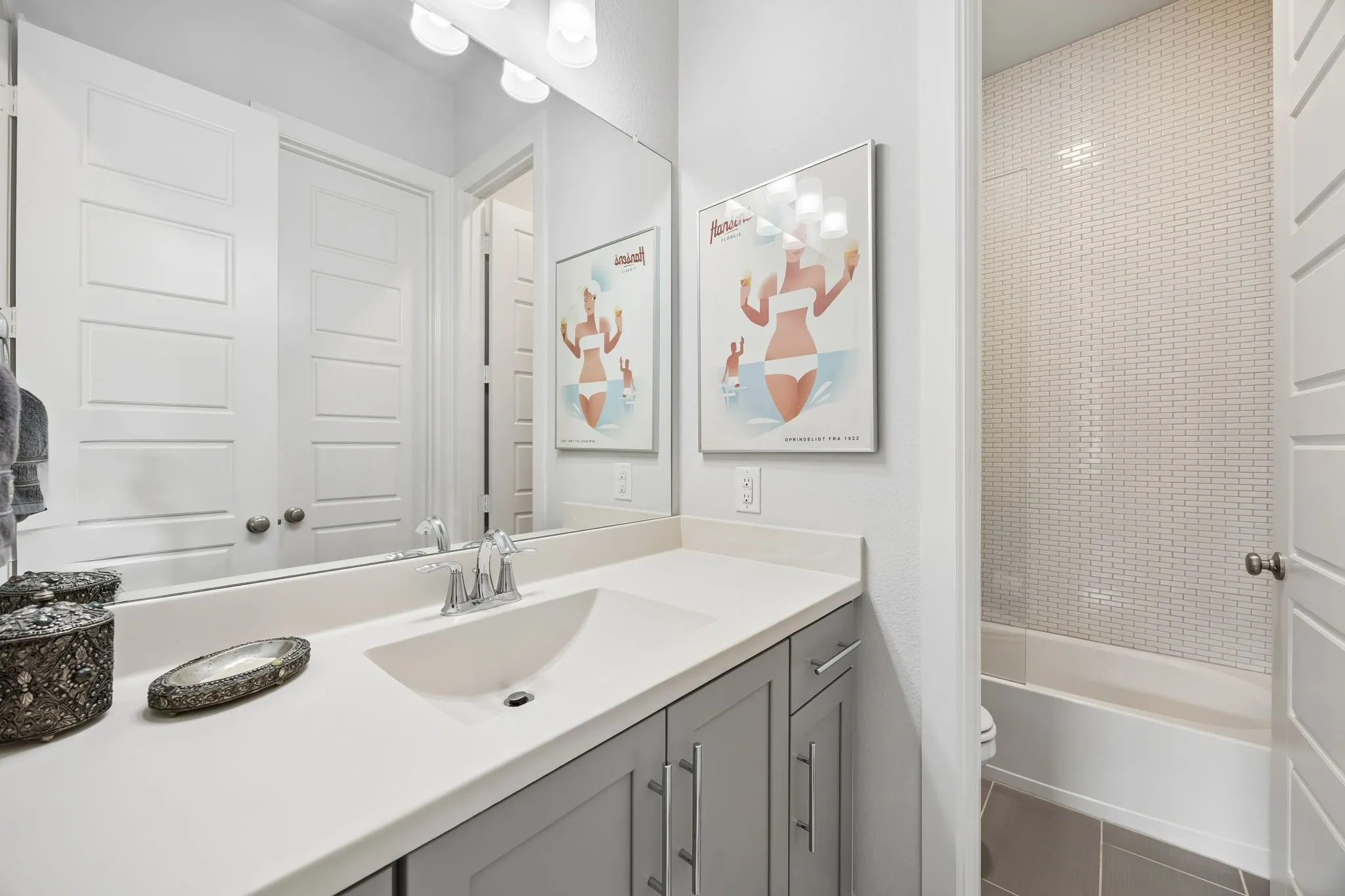 Single Family Residence For Sale in Dallas County , 1925 Woodland Heights Place, Dallas, Texas 75208, 3 Bedrooms, 4 Bathrooms, 2 Garage spaces, 2,714 Sqft, built in 2017, Price $785,000, mls#21275257, Real Estate Agent in Dallas, Homes For Sale in Dallas county, Homes For Sale in Dallas, Realtor in Dallas Texas, Real Estate Brokerage Independent Realty Texas, Luminita Cordes Realtor