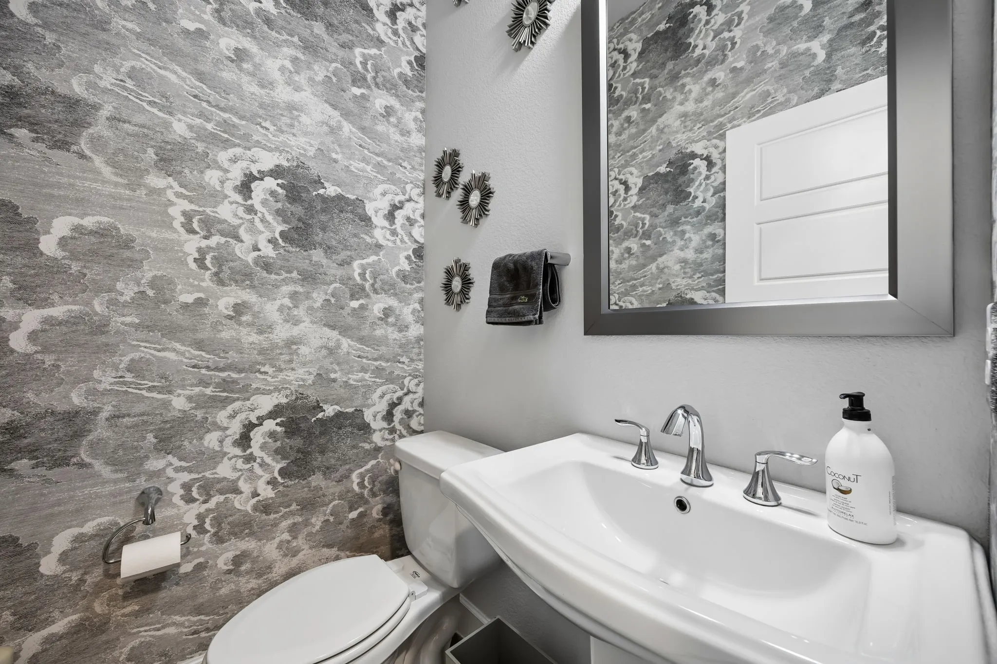 Single Family Residence For Sale in Dallas County , 1925 Woodland Heights Place, Dallas, Texas 75208, 3 Bedrooms, 4 Bathrooms, 2 Garage spaces, 2,714 Sqft, built in 2017, Price $785,000, mls#21275257, Real Estate Agent in Dallas, Homes For Sale in Dallas county, Homes For Sale in Dallas, Realtor in Dallas Texas, Real Estate Brokerage Independent Realty Texas, Luminita Cordes Realtor