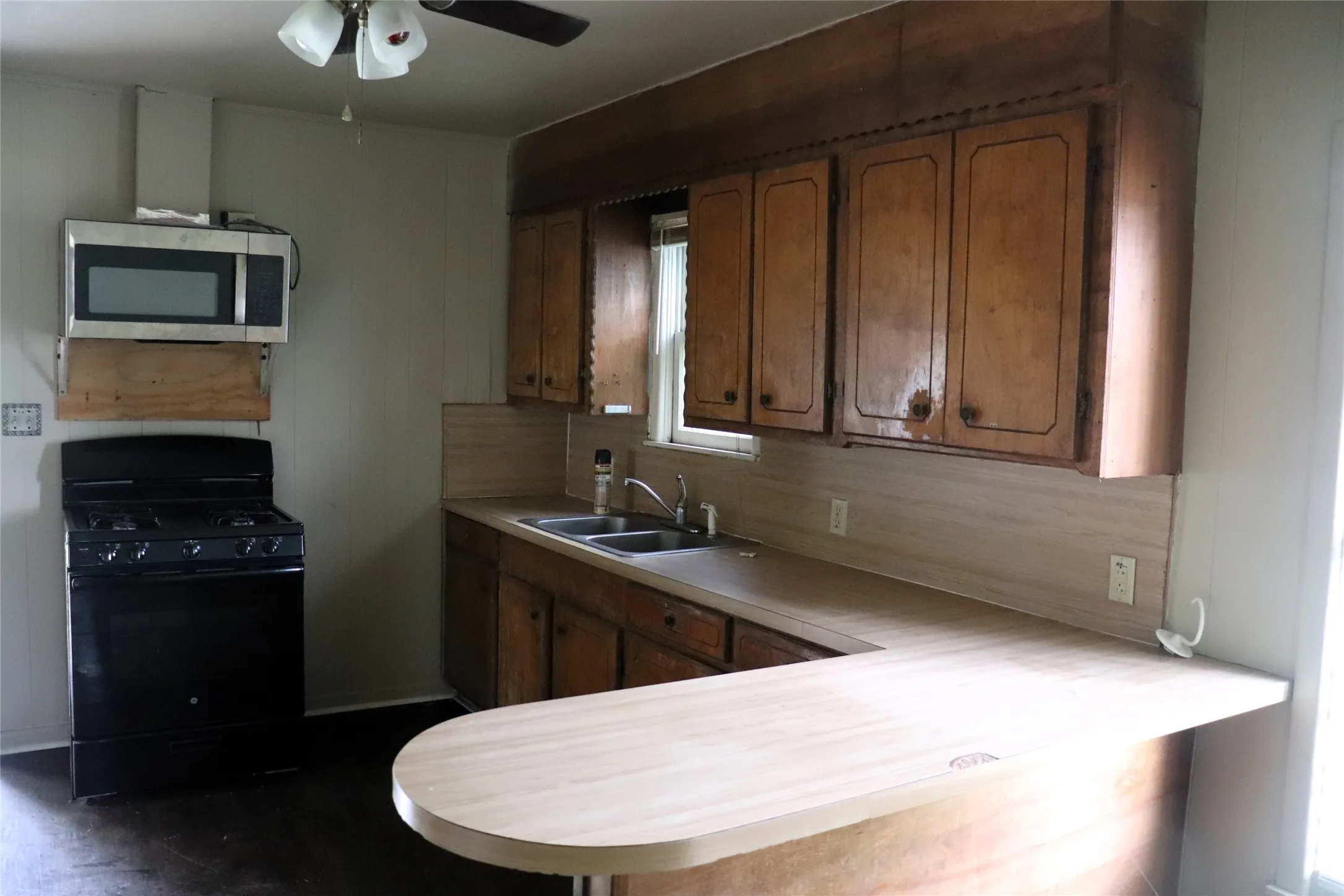 Single Family Residence For Sale in Hunt County , 2510 Gilmer Street, Caddo Mills, Texas 75135, 2 Bedrooms, 1 Bathroom, Garage spaces, 720 Sqft, built in 1970, Price $124,900, mls#21270591, Real Estate Agent in Caddo Mills, Homes For Sale in Hunt county, Homes For Sale in Caddo Mills, Realtor in Caddo Mills Texas, Real Estate Brokerage Independent Realty Texas, Luminita Cordes Realtor
