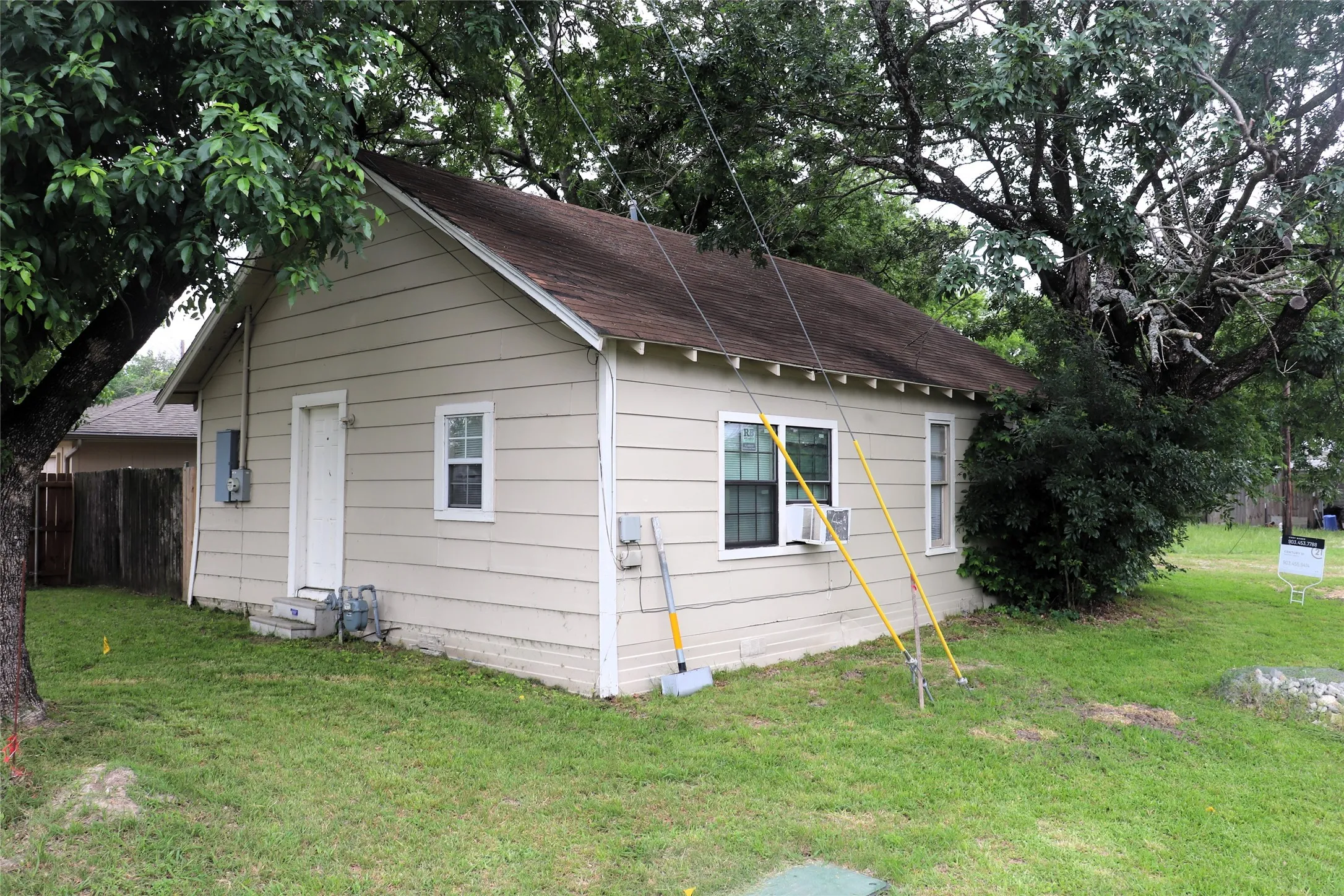 Single Family Residence For Sale in Hunt County , 2510 Gilmer Street, Caddo Mills, Texas 75135, 2 Bedrooms, 1 Bathroom, Garage spaces, 720 Sqft, built in 1970, Price $124,900, mls#21270591, Real Estate Agent in Caddo Mills, Homes For Sale in Hunt county, Homes For Sale in Caddo Mills, Realtor in Caddo Mills Texas, Real Estate Brokerage Independent Realty Texas, Luminita Cordes Realtor