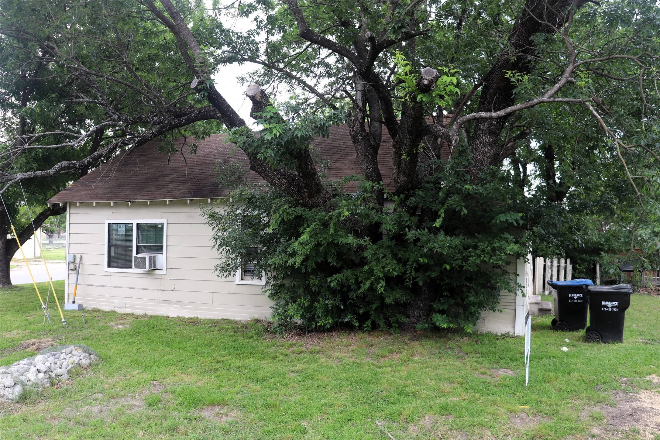 Single Family Residence For Sale in Hunt County , 2510 Gilmer Street, Caddo Mills, Texas 75135, 2 Bedrooms, 1 Bathroom, Garage spaces, 720 Sqft, built in 1970, Price $124,900, mls#21270591, Real Estate Agent in Caddo Mills, Homes For Sale in Hunt county, Homes For Sale in Caddo Mills, Realtor in Caddo Mills Texas, Real Estate Brokerage Independent Realty Texas, Luminita Cordes Realtor