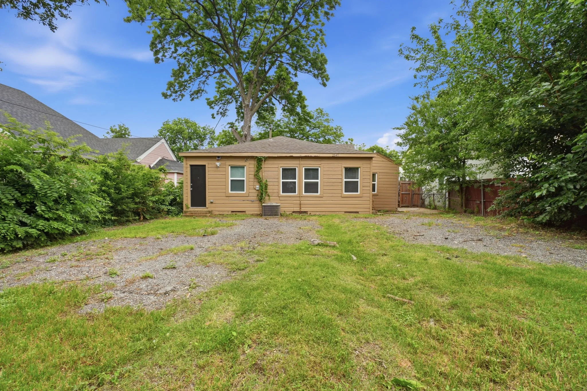 Single Family Residence For Sale in Dallas County , 2547 Wilton Avenue, Dallas, Texas 75211, 4 Bedroom, 1 Bathroom, Garage spaces, 1,222 Sqft, built in 1942, mls#21274849, Real Estate Agent in Dallas, Homes For Sale in Dallas county, Homes For Sale in Dallas, Realtor in Dallas Texas, Real Estate Brokerage Independent Realty Texas, Luminita Cordes Realtor