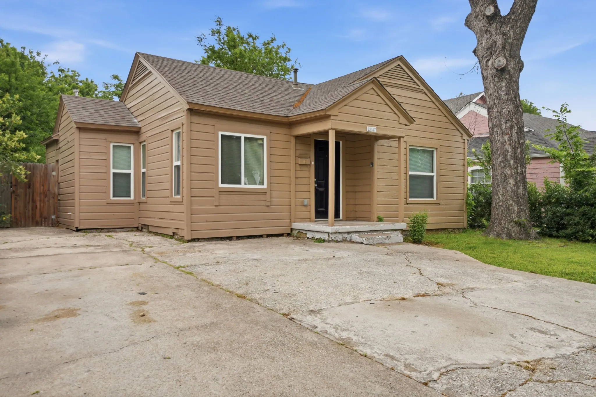 Single Family Residence For Sale in Dallas County , 2547 Wilton Avenue, Dallas, Texas 75211, 4 Bedroom, 1 Bathroom, Garage spaces, 1,222 Sqft, built in 1942, mls#21274849, Real Estate Agent in Dallas, Homes For Sale in Dallas county, Homes For Sale in Dallas, Realtor in Dallas Texas, Real Estate Brokerage Independent Realty Texas, Luminita Cordes Realtor