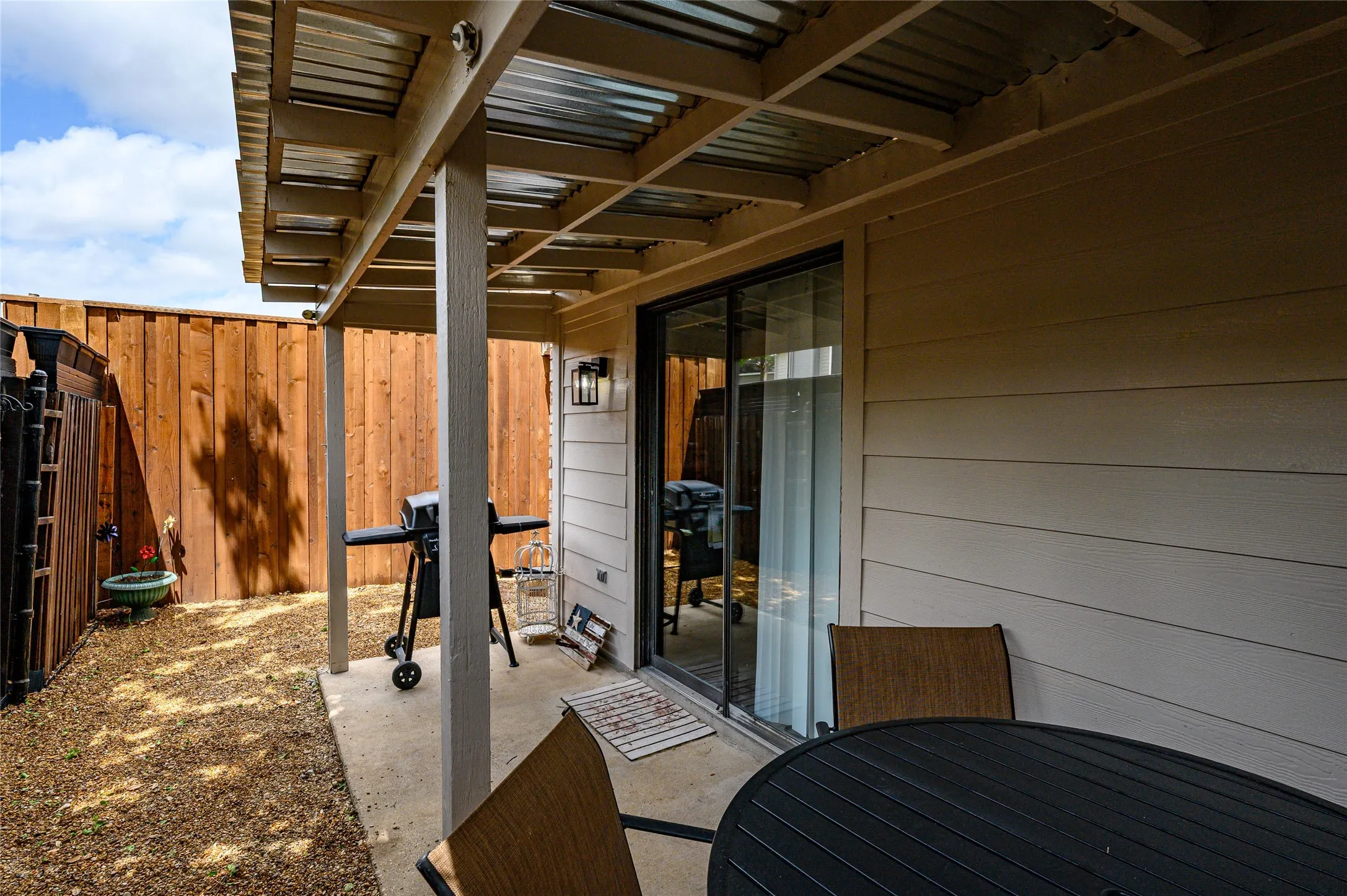 Single Family Residence For Sale in Denton County , 2848 Harbinger Lane, Dallas, Texas 75287, 2 Bedroom, 2 Bathroom, 1 Garage spaces, 1,148 Sqft, built in 1984, mls#21275392, Real Estate Agent in Dallas, Homes For Sale in Denton county, Homes For Sale in Dallas, Realtor in Dallas Texas, Real Estate Brokerage Independent Realty Texas, Luminita Cordes Realtor