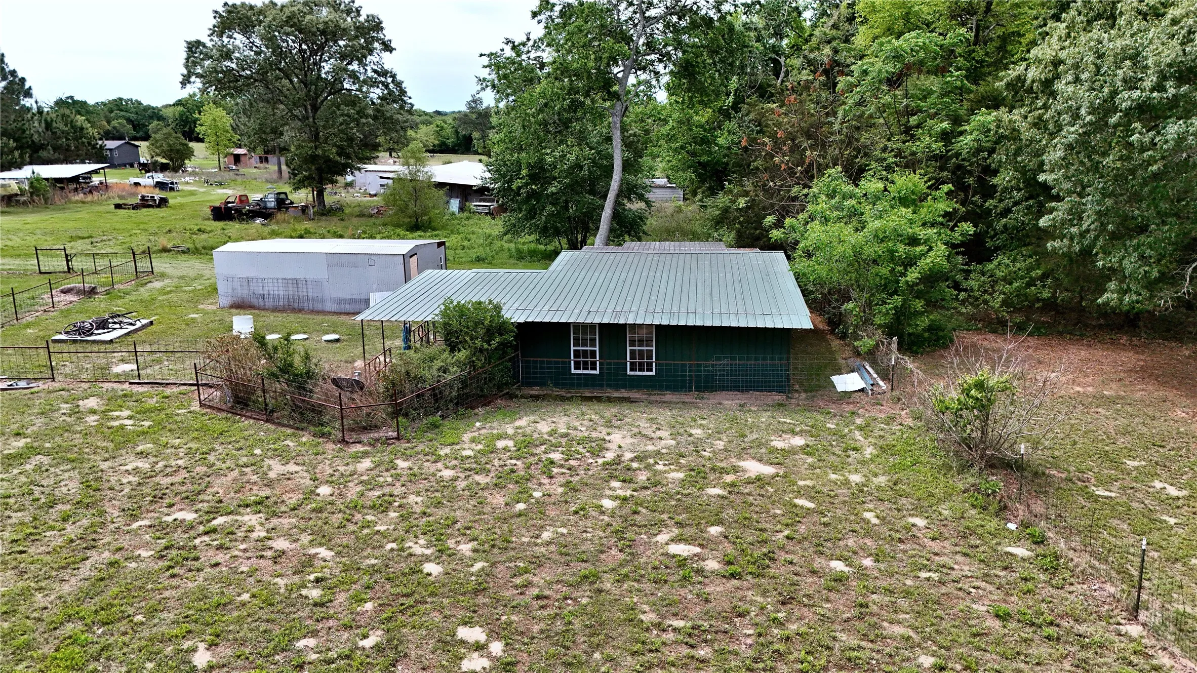 Single Family Residence For Sale in Van Zandt County , 188 Private Road 8703, Ben Wheeler, Texas 75754, 2 Bedroom, 2 Bathroom, Garage spaces, 1,840 Sqft, built in 1980, mls#21275403, Real Estate Agent in Ben Wheeler, Homes For Sale in Van Zandt county, Homes For Sale in Ben Wheeler, Realtor in Ben Wheeler Texas, Real Estate Brokerage Independent Realty Texas, Luminita Cordes Realtor