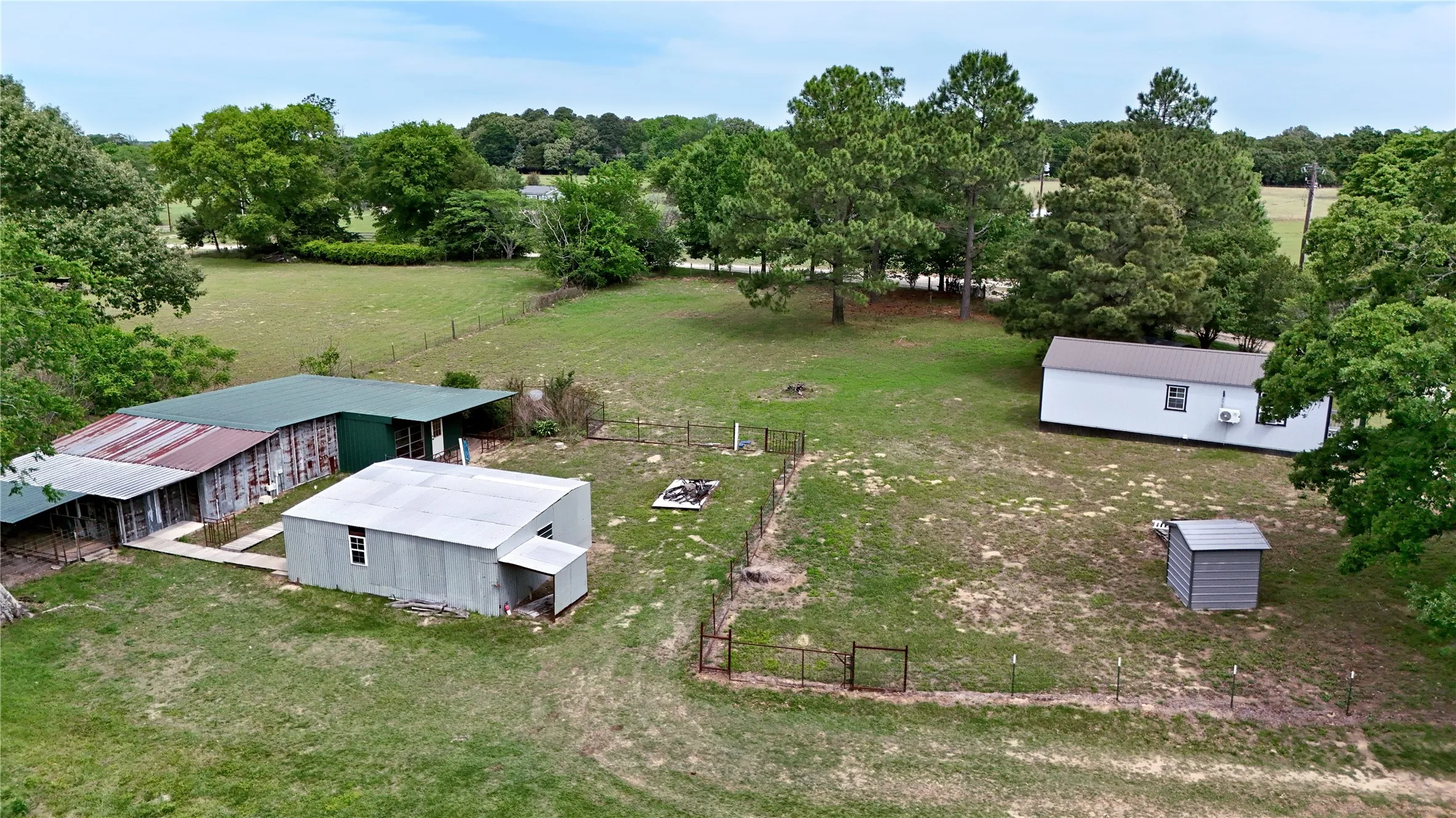Single Family Residence For Sale in Van Zandt County , 188 Private Road 8703, Ben Wheeler, Texas 75754, 2 Bedroom, 2 Bathroom, Garage spaces, 1,840 Sqft, built in 1980, mls#21275403, Real Estate Agent in Ben Wheeler, Homes For Sale in Van Zandt county, Homes For Sale in Ben Wheeler, Realtor in Ben Wheeler Texas, Real Estate Brokerage Independent Realty Texas, Luminita Cordes Realtor