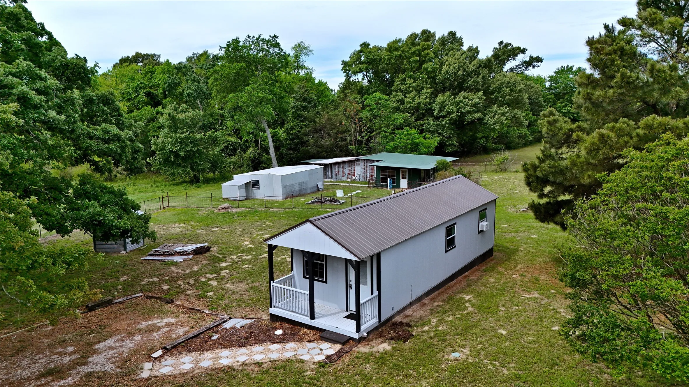 Single Family Residence For Sale in Van Zandt County , 188 Private Road 8703, Ben Wheeler, Texas 75754, 2 Bedroom, 2 Bathroom, Garage spaces, 1,840 Sqft, built in 1980, mls#21275403, Real Estate Agent in Ben Wheeler, Homes For Sale in Van Zandt county, Homes For Sale in Ben Wheeler, Realtor in Ben Wheeler Texas, Real Estate Brokerage Independent Realty Texas, Luminita Cordes Realtor