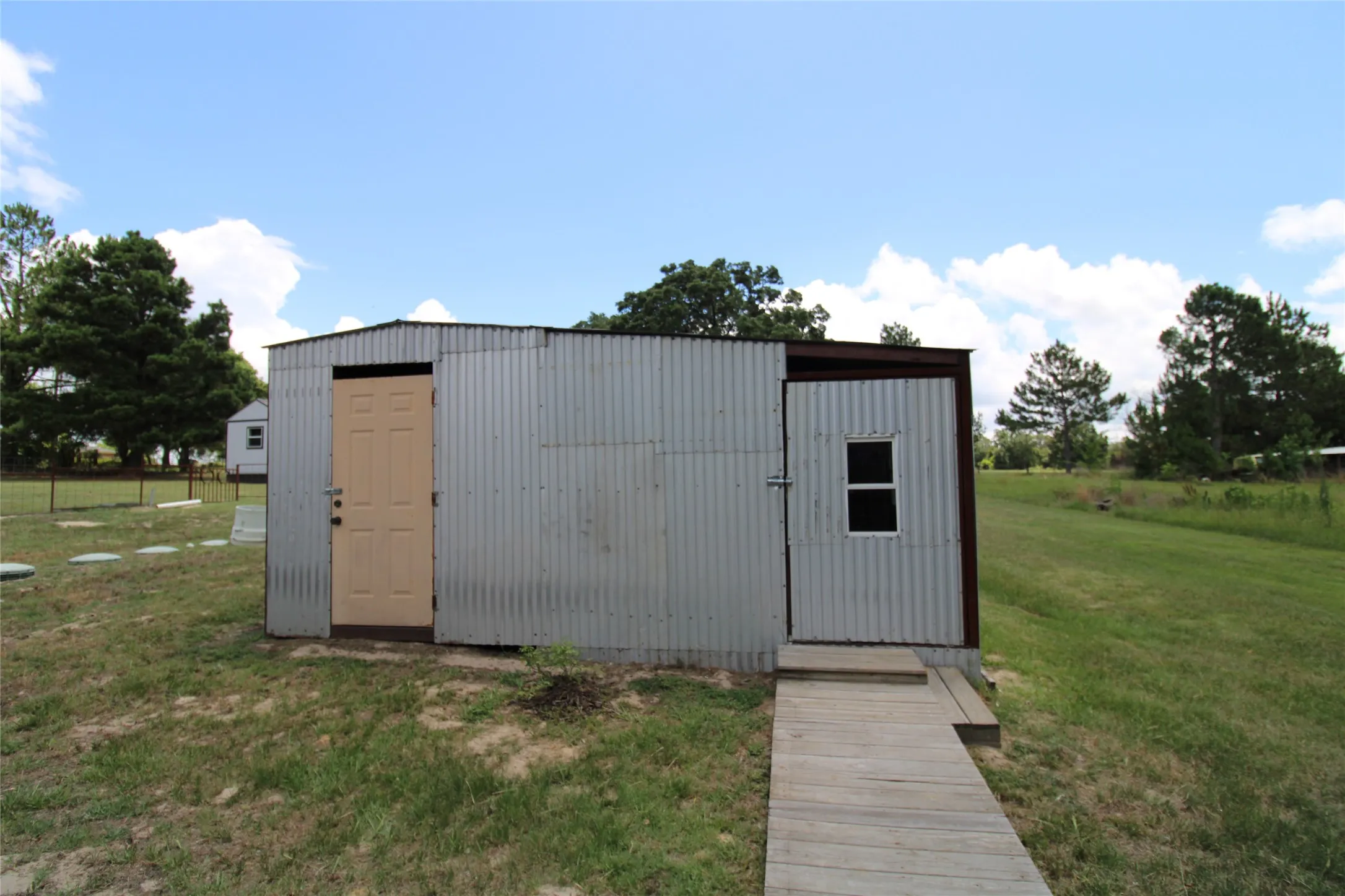 Single Family Residence For Sale in Van Zandt County , 188 Private Road 8703, Ben Wheeler, Texas 75754, 2 Bedroom, 2 Bathroom, Garage spaces, 1,840 Sqft, built in 1980, mls#21275403, Real Estate Agent in Ben Wheeler, Homes For Sale in Van Zandt county, Homes For Sale in Ben Wheeler, Realtor in Ben Wheeler Texas, Real Estate Brokerage Independent Realty Texas, Luminita Cordes Realtor