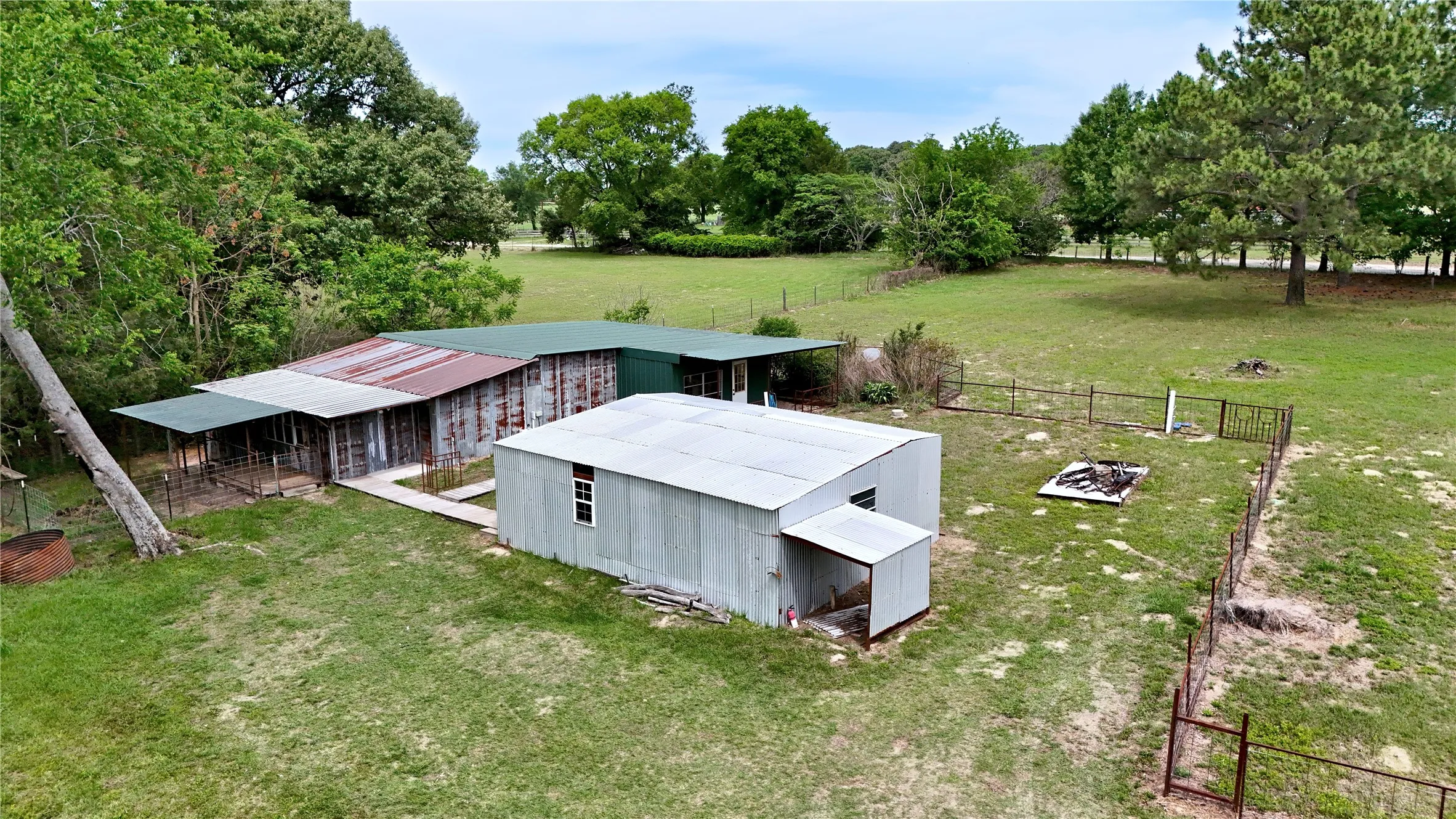Single Family Residence For Sale in Van Zandt County , 188 Private Road 8703, Ben Wheeler, Texas 75754, 2 Bedroom, 2 Bathroom, Garage spaces, 1,840 Sqft, built in 1980, mls#21275403, Real Estate Agent in Ben Wheeler, Homes For Sale in Van Zandt county, Homes For Sale in Ben Wheeler, Realtor in Ben Wheeler Texas, Real Estate Brokerage Independent Realty Texas, Luminita Cordes Realtor