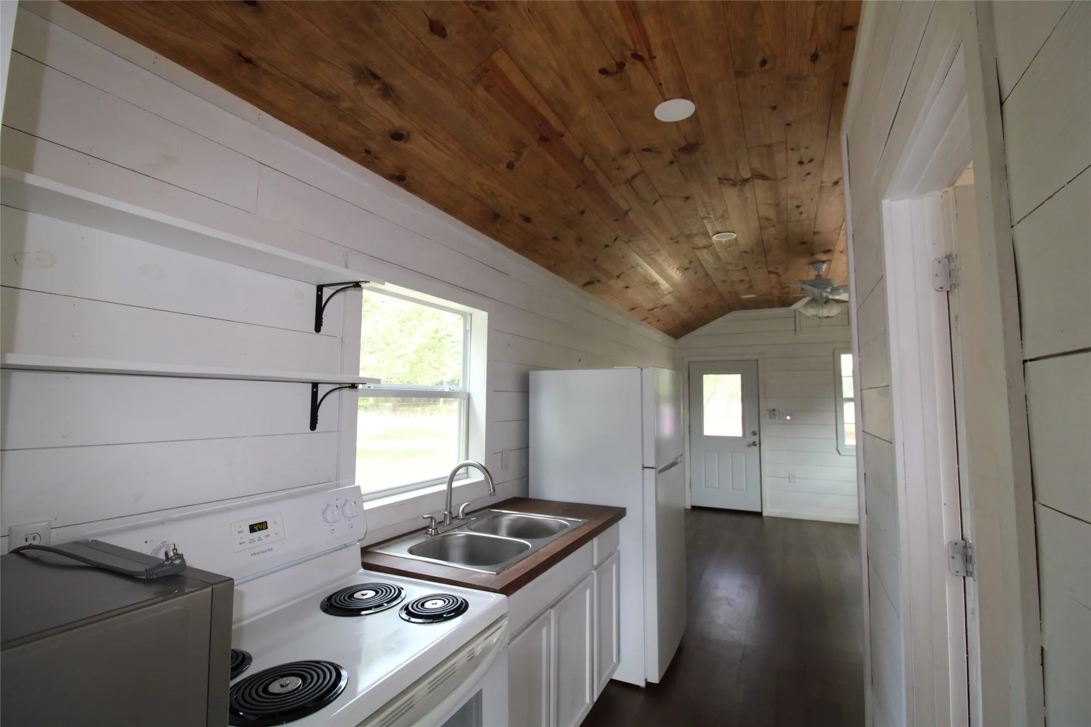 Single Family Residence For Sale in Van Zandt County , 188 Private Road 8703, Ben Wheeler, Texas 75754, 2 Bedroom, 2 Bathroom, Garage spaces, 1,840 Sqft, built in 1980, mls#21275403, Real Estate Agent in Ben Wheeler, Homes For Sale in Van Zandt county, Homes For Sale in Ben Wheeler, Realtor in Ben Wheeler Texas, Real Estate Brokerage Independent Realty Texas, Luminita Cordes Realtor